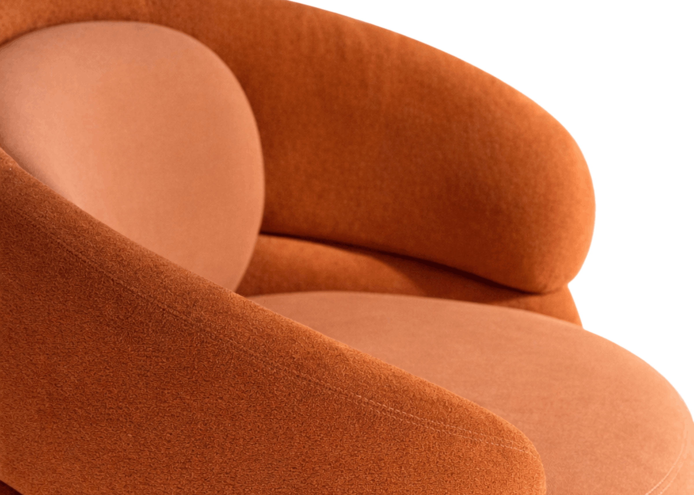 Detalhe da Poltrona Luci com estofado texturizado em tom terracota e curvas suaves que valorizam o acabamento e o conforto da peça.