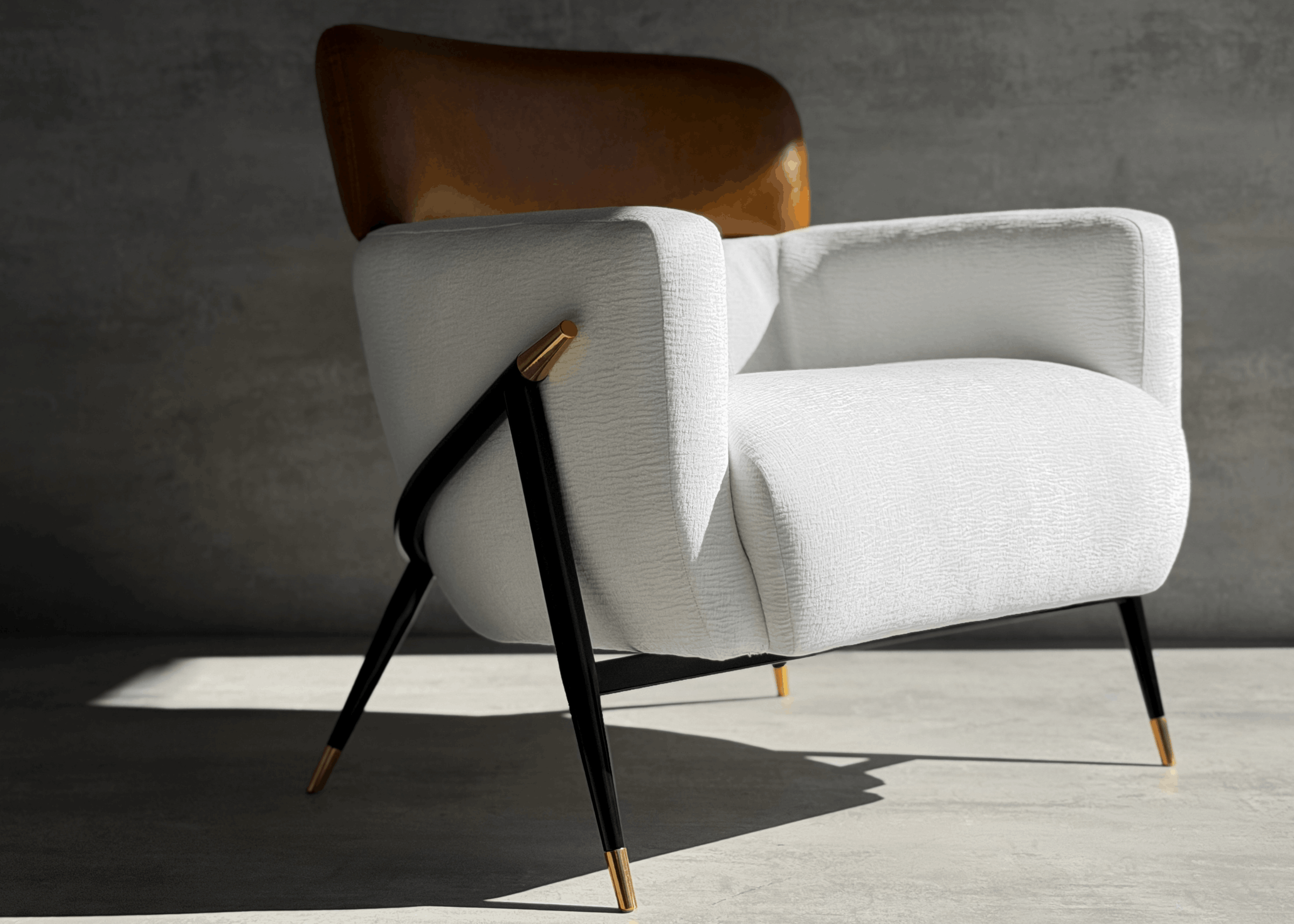 Poltrona Medelin com encosto em couro e assento em tecido texturizado, design moderno e estrutura laqueada com ponteiras em metal gold.