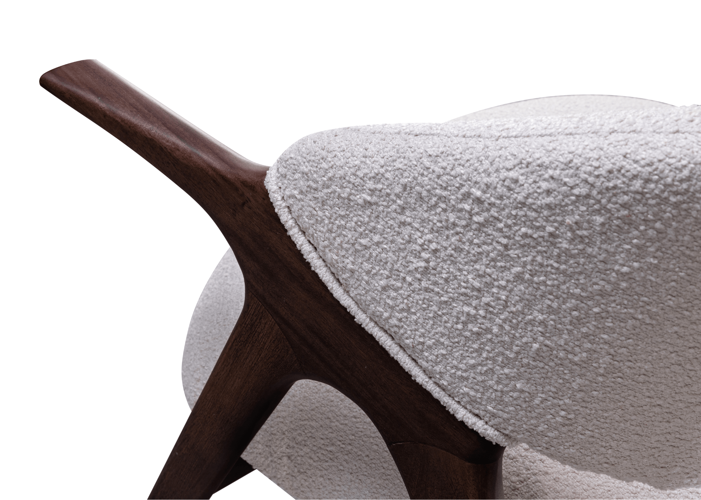 Poltrona Simple com encosto curvo e base robusta.