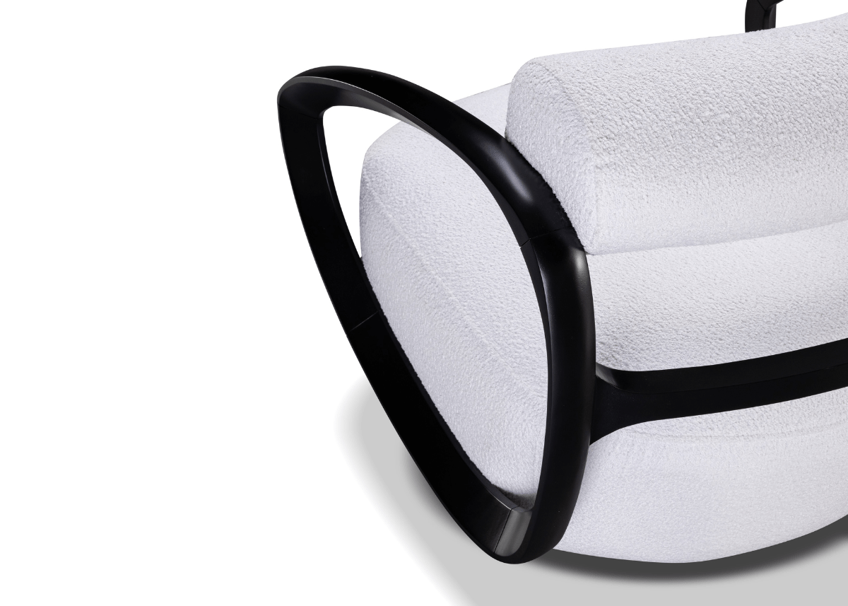 Lateral da Poltrona Zeus com destaque para a base escultural