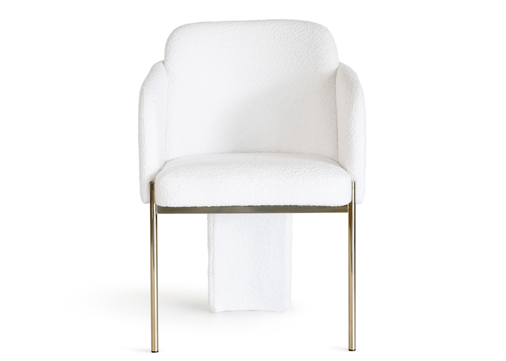 Poltrona Martim estofada em bouclé branco com estrutura dourada, sofisticada e elegante.