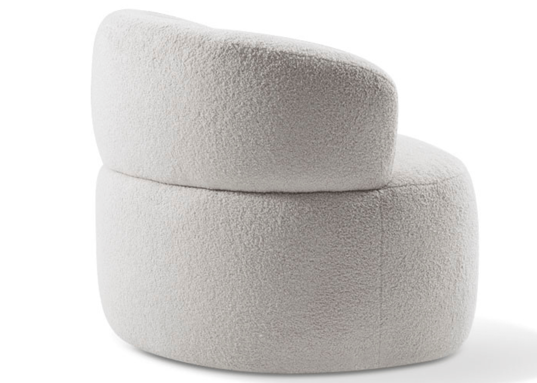 Detalhe do abraço acolhedor da poltrona Sândalo, convidando ao relaxamento.