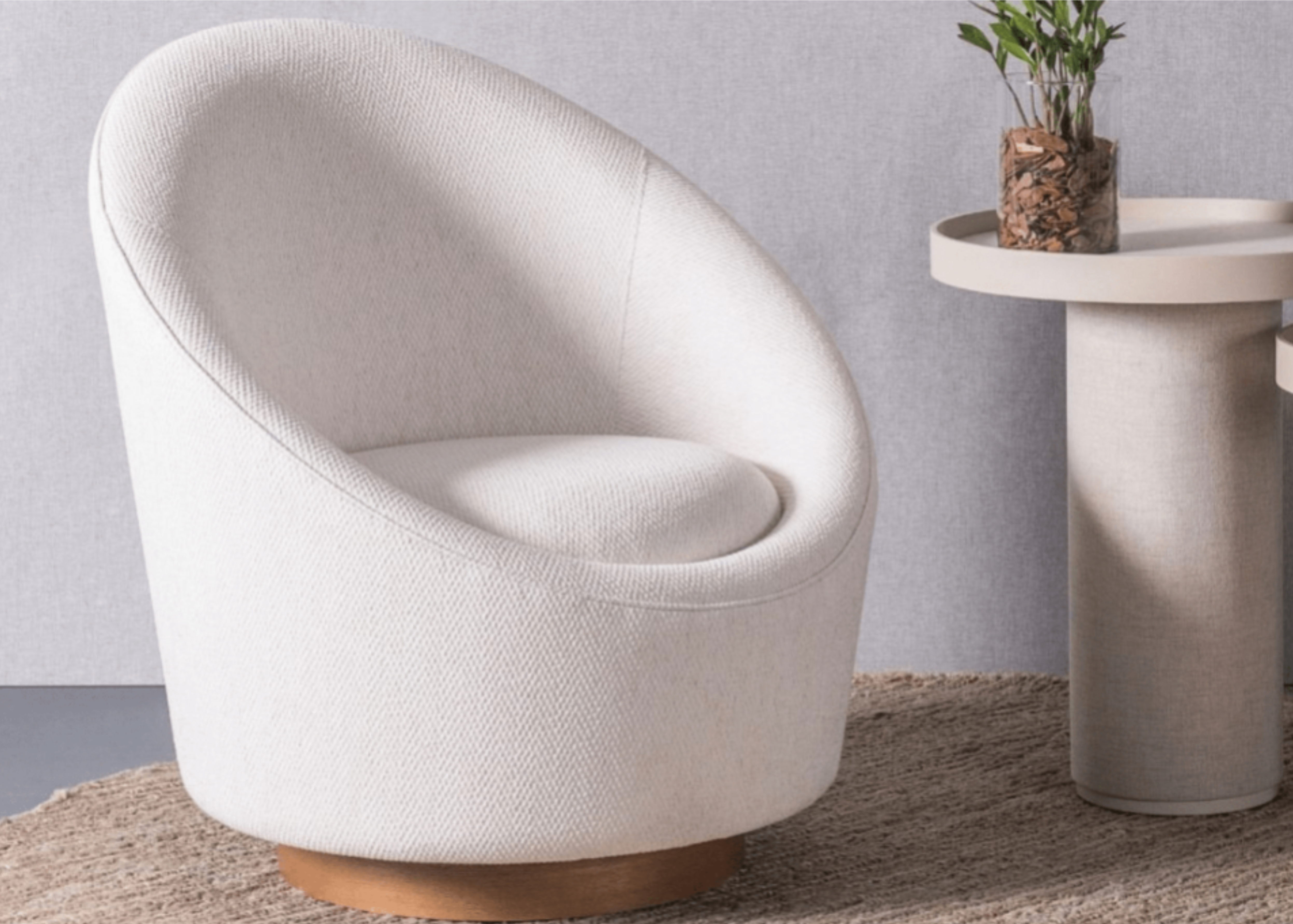 Poltrona Giratória Ivis em ambiente moderno, oferecendo conforto e estilo.