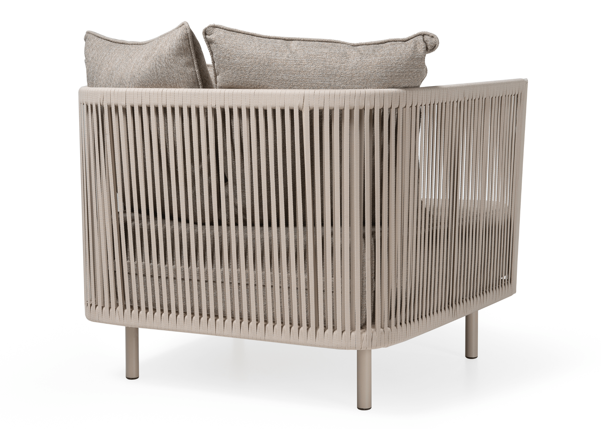 Elegância sob o sol: Poltrona Sunny é feita com materiais duráveis e resistentes às intempéries, garantindo estilo e conforto em qualquer ambiente externo