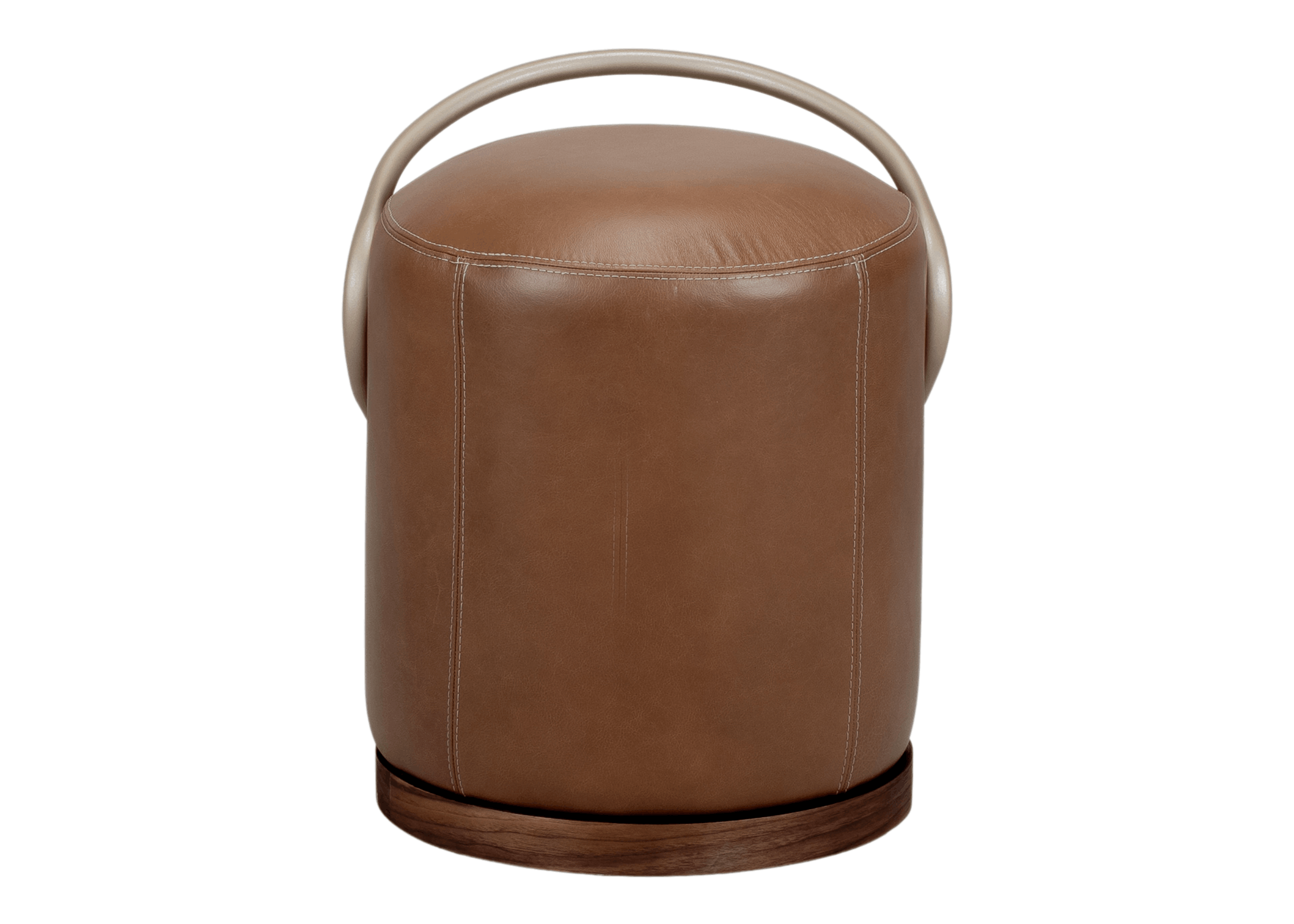 Puff Giratório Liam estofado em tom caramelo com base giratória em lâmina de madeira e alça em aço carbono curvada, design moderno e sofisticado.