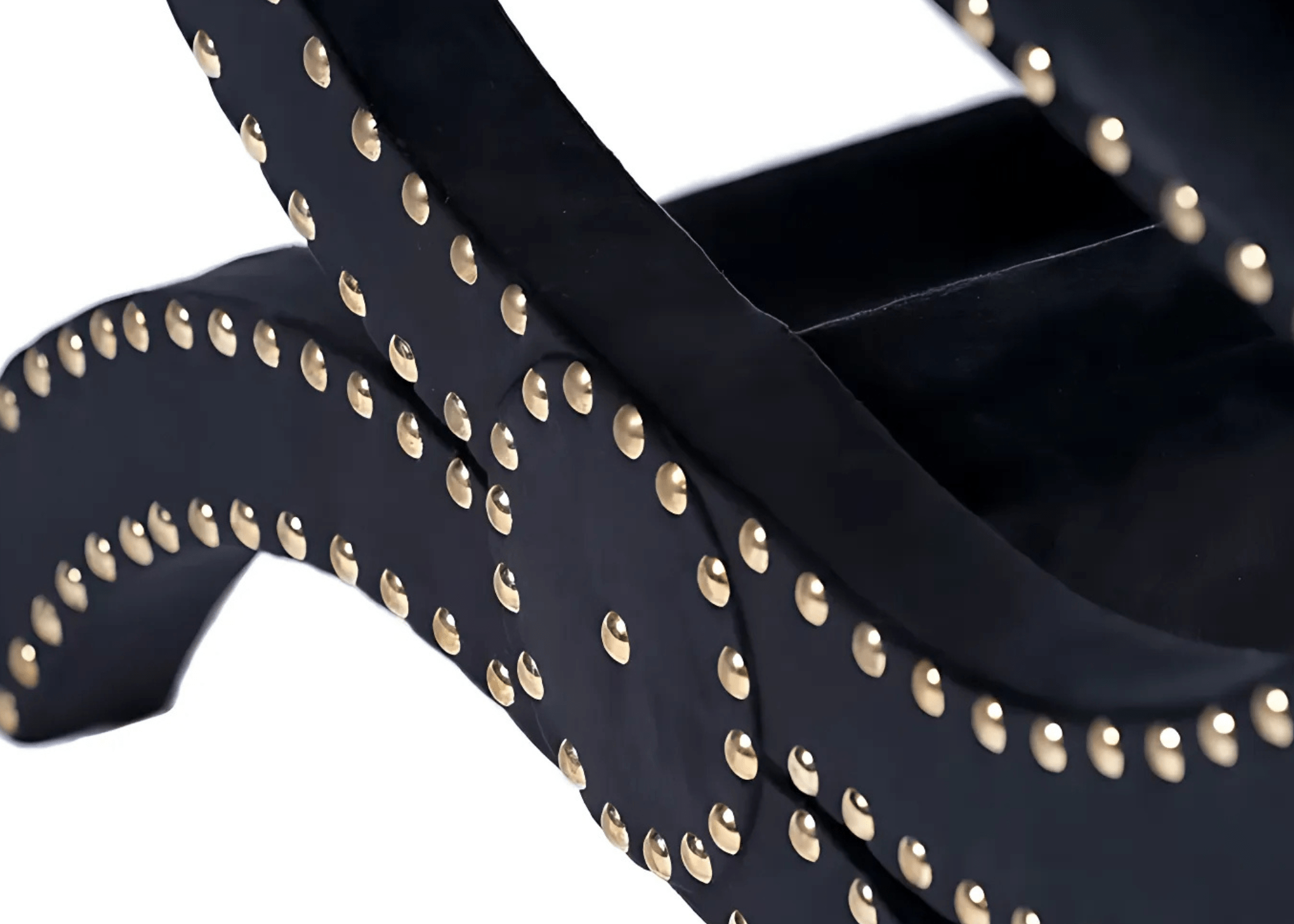 Estrutura curvada do Puff Elis com detalhes elegantes em dourado.