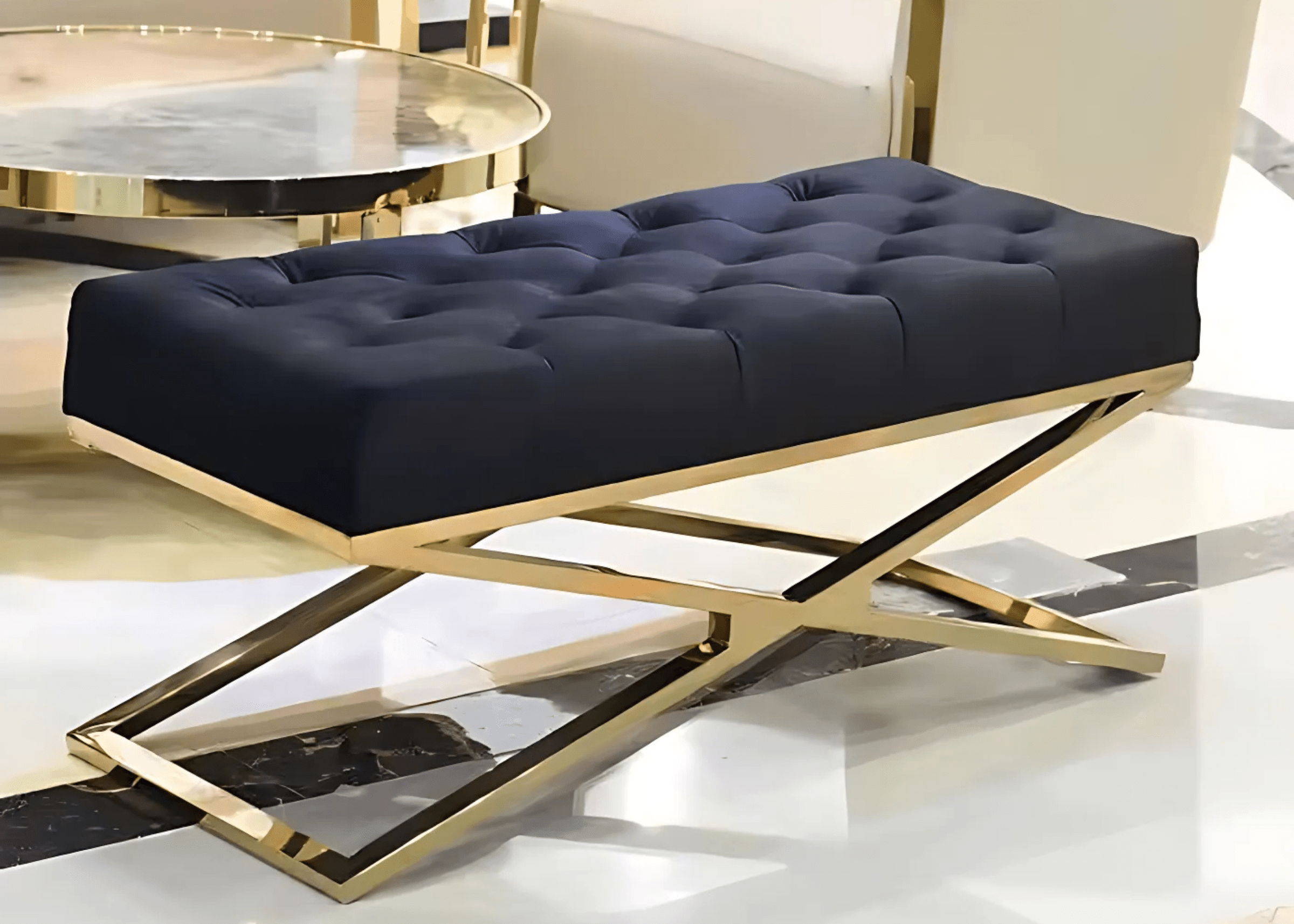 Recamier Dourado compondo um ambiente sofisticado com decoração contemporânea.