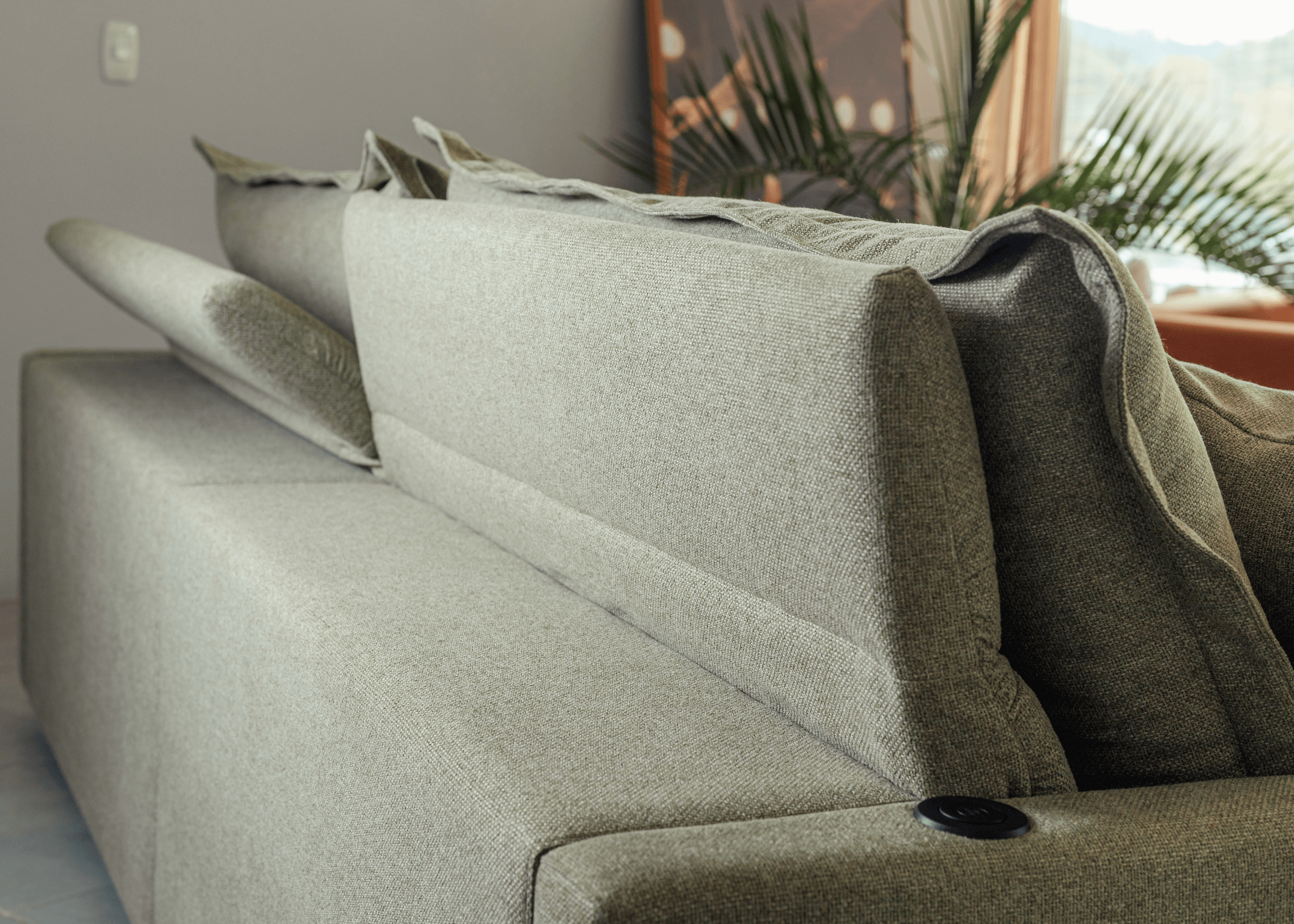 Sofa Noel em decoracao contemporanea com assentos retrateis e encosto em fibra especial importada