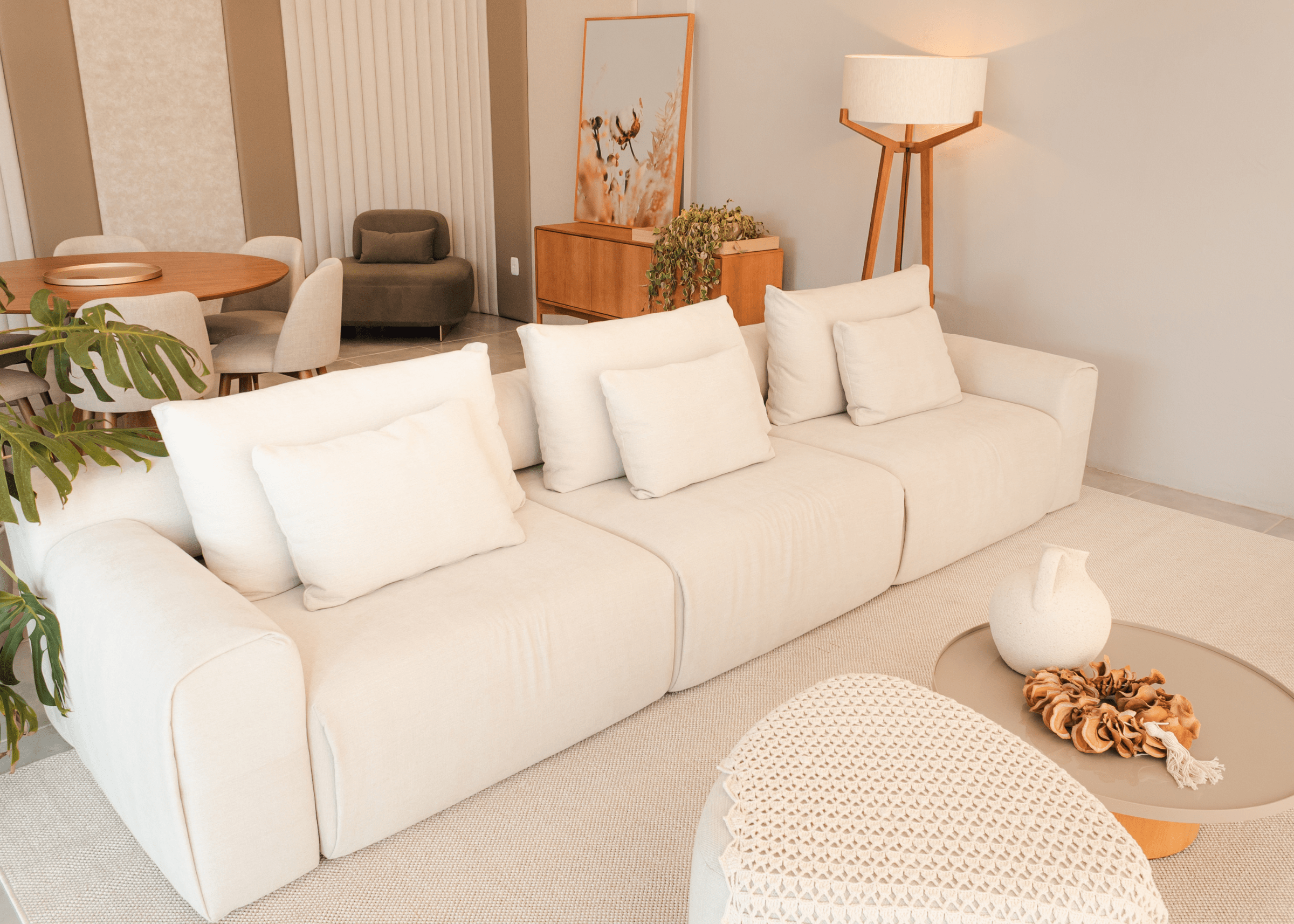 Sofá Automatizado Dante em sala contemporânea, estofado claro e assentos amplos que valorizam conforto e elegância no ambiente.