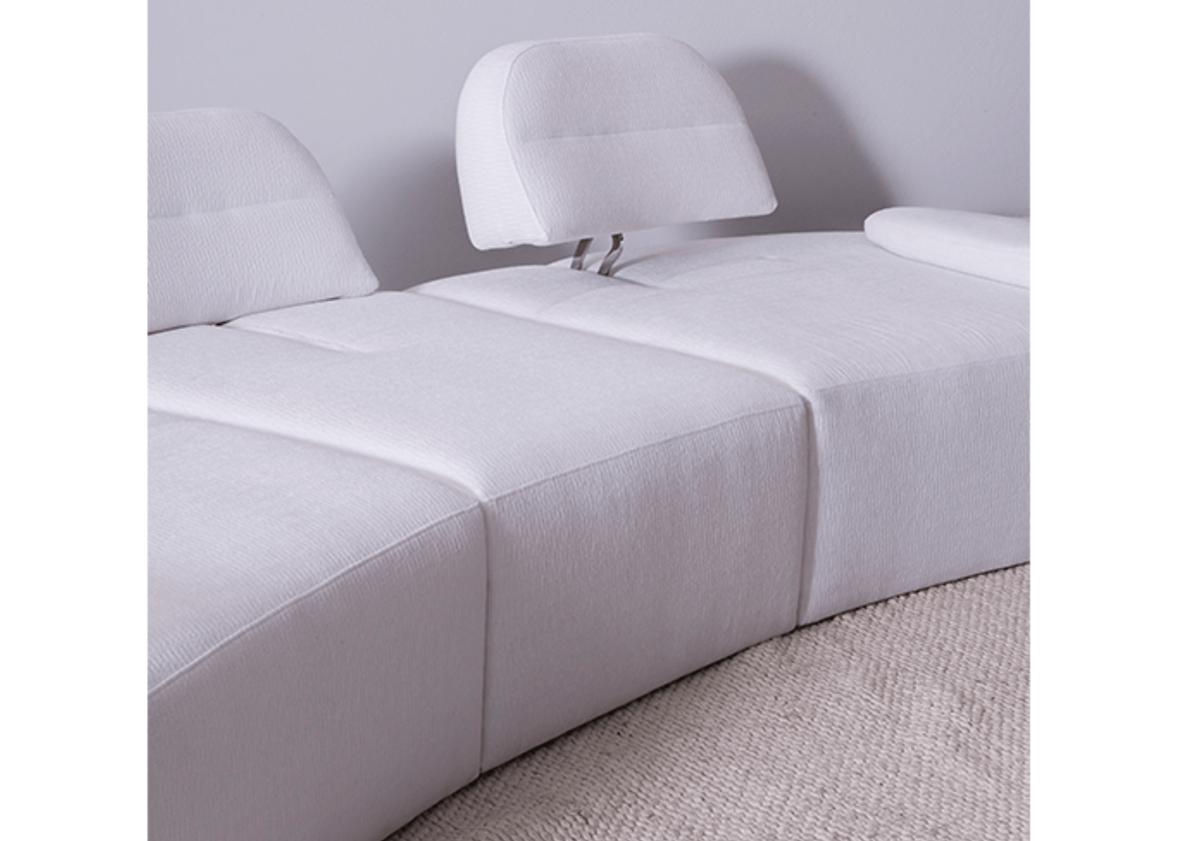 Sofá Magnus com design curvo em ambiente minimalista
