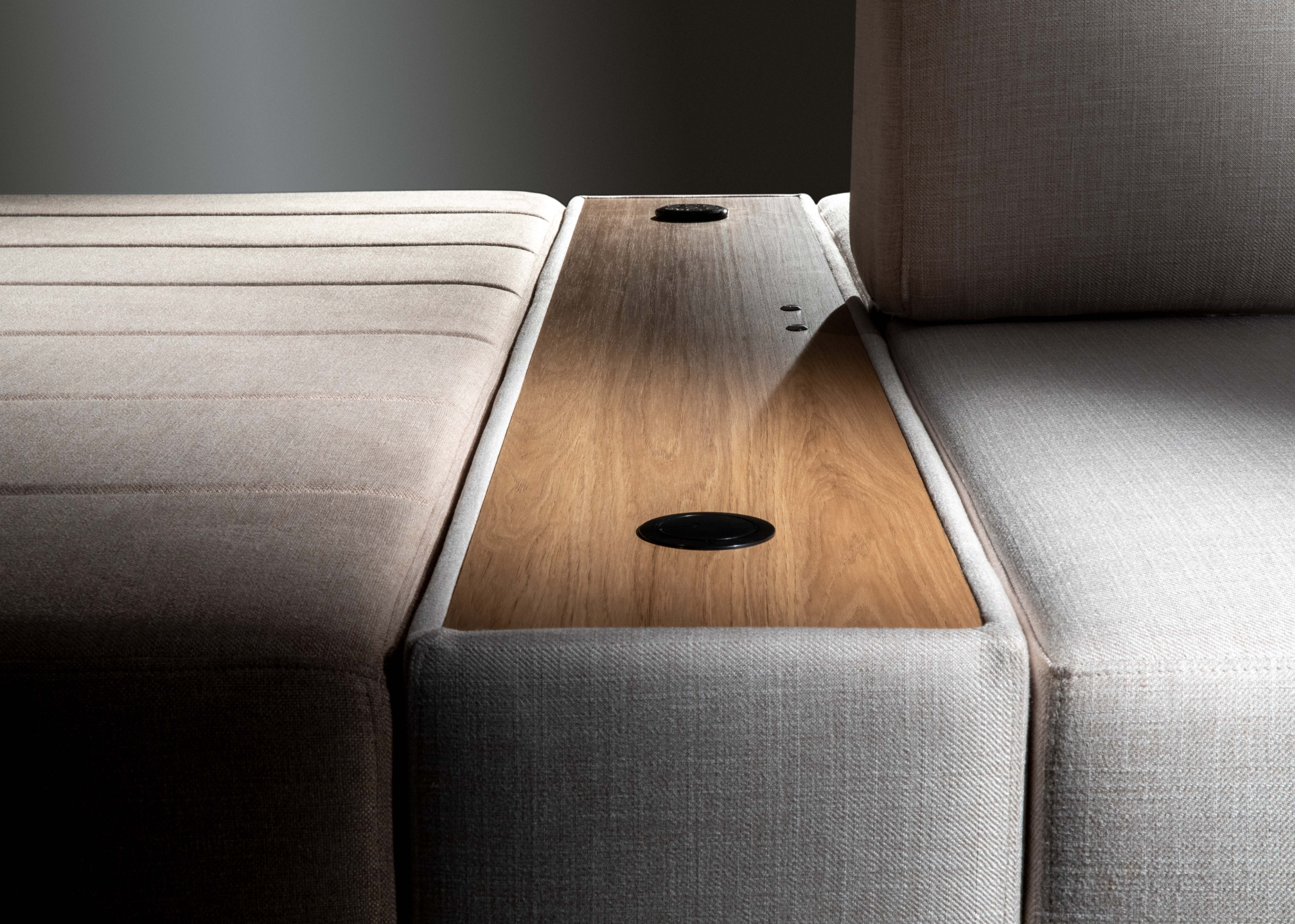 Sofá Malibu em ambiente decorado, com design contemporâneo e recursos tecnológicos para máximo conforto.