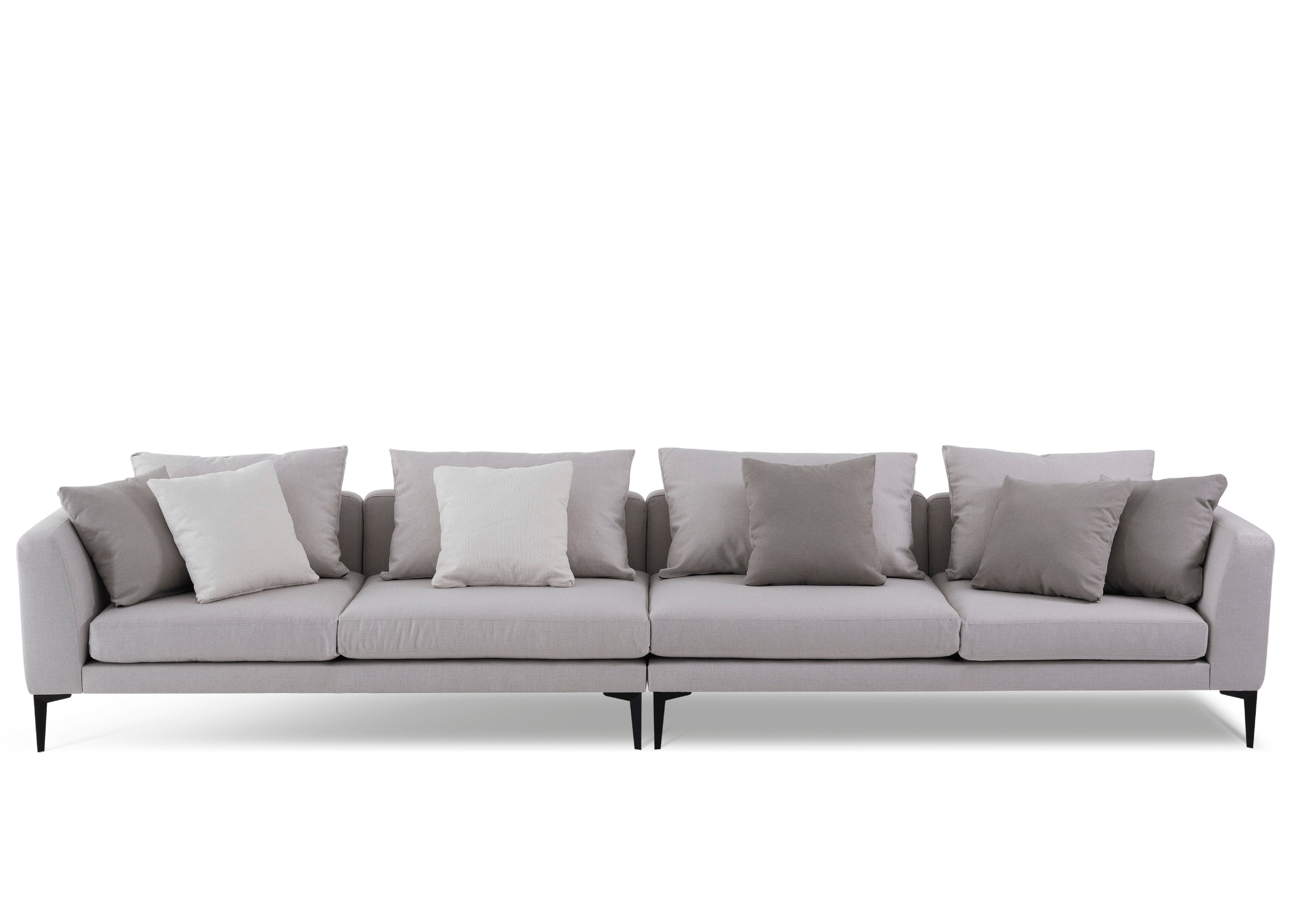 Assentos amplos do sofá Pompeu.