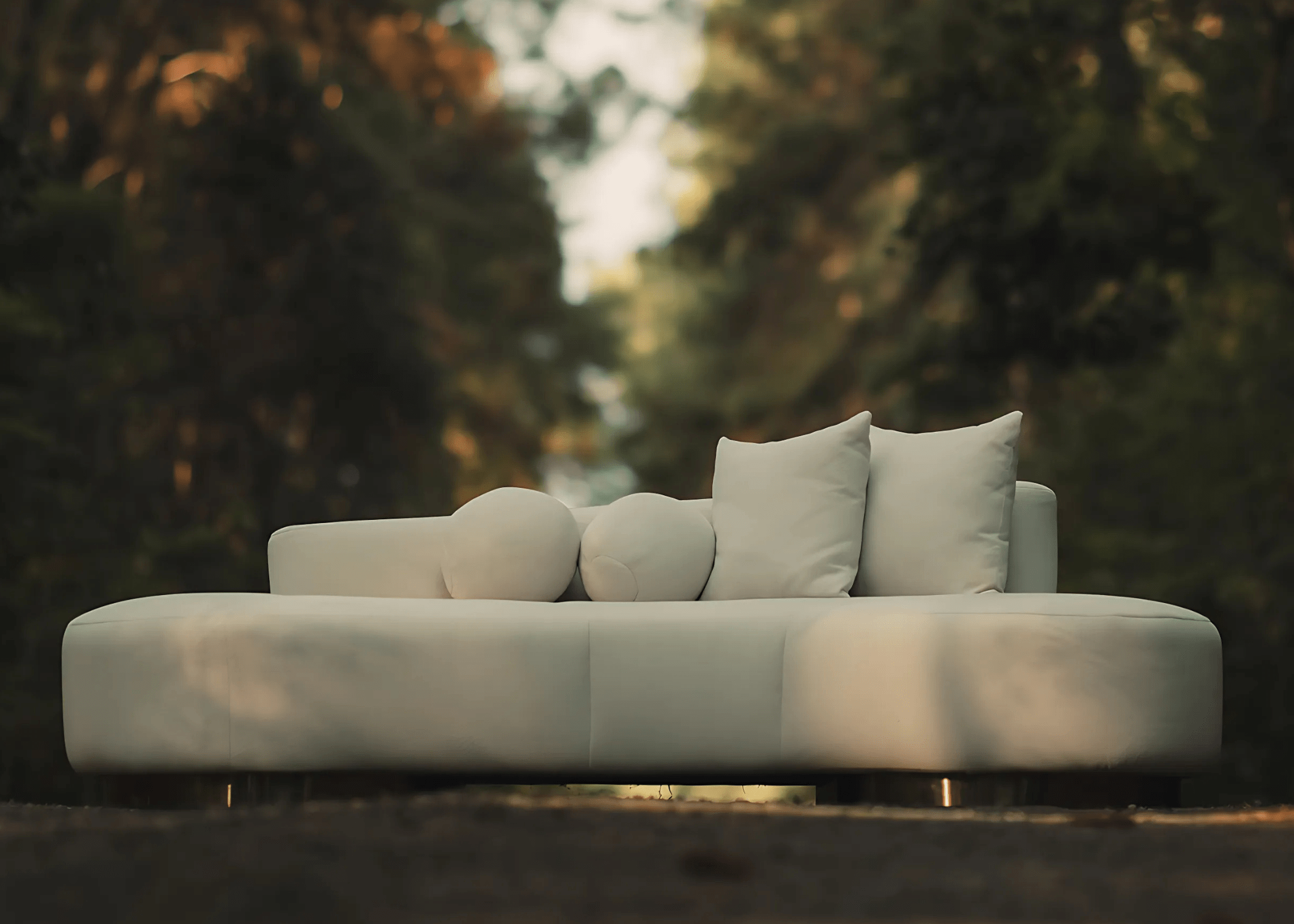 Sofá elegante com base em aço inox e estofado macio.