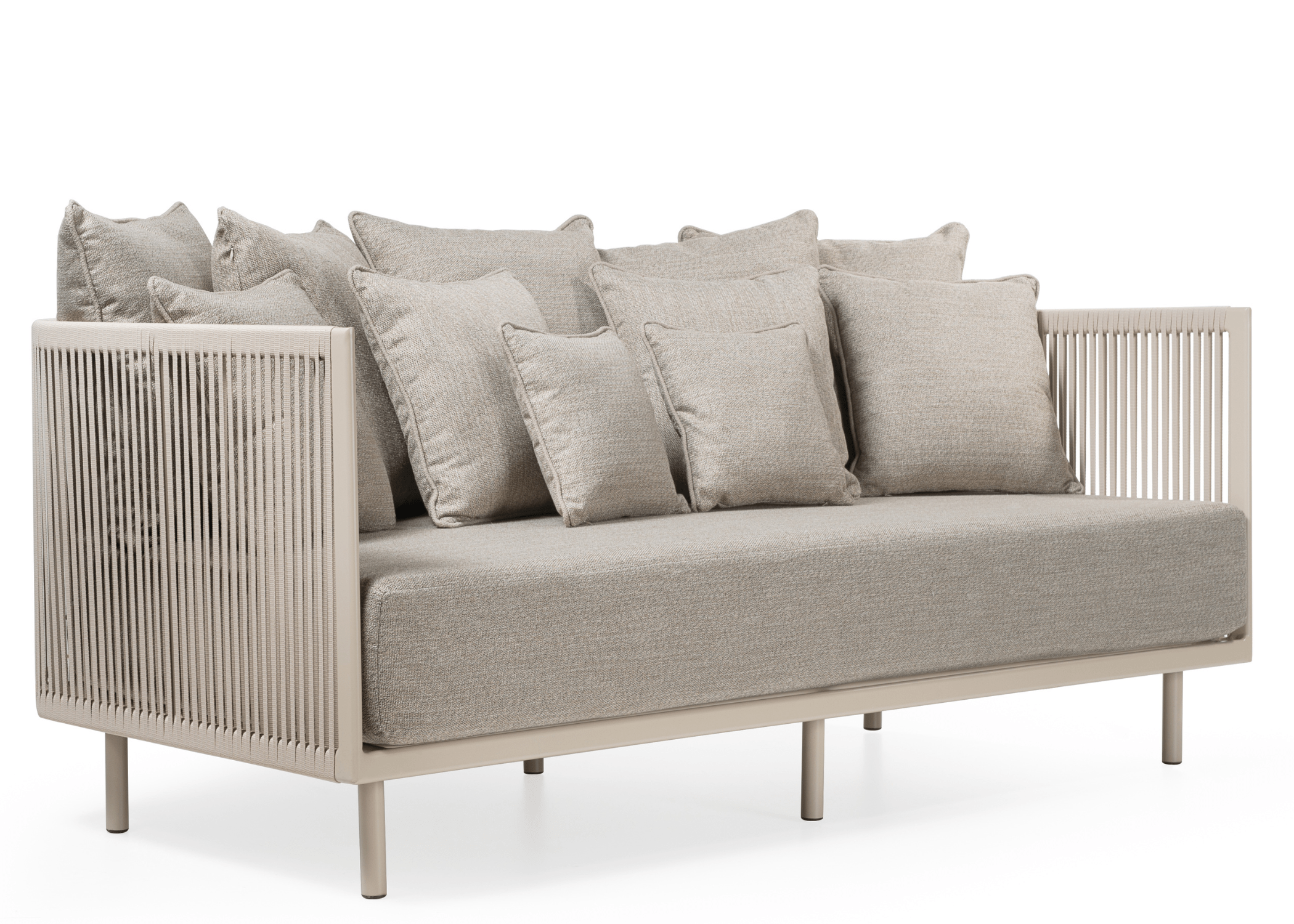 Detalhes do assento almofadado do sofá Sunny: Luxo e confortáveis para relaxamento ao ar livre.