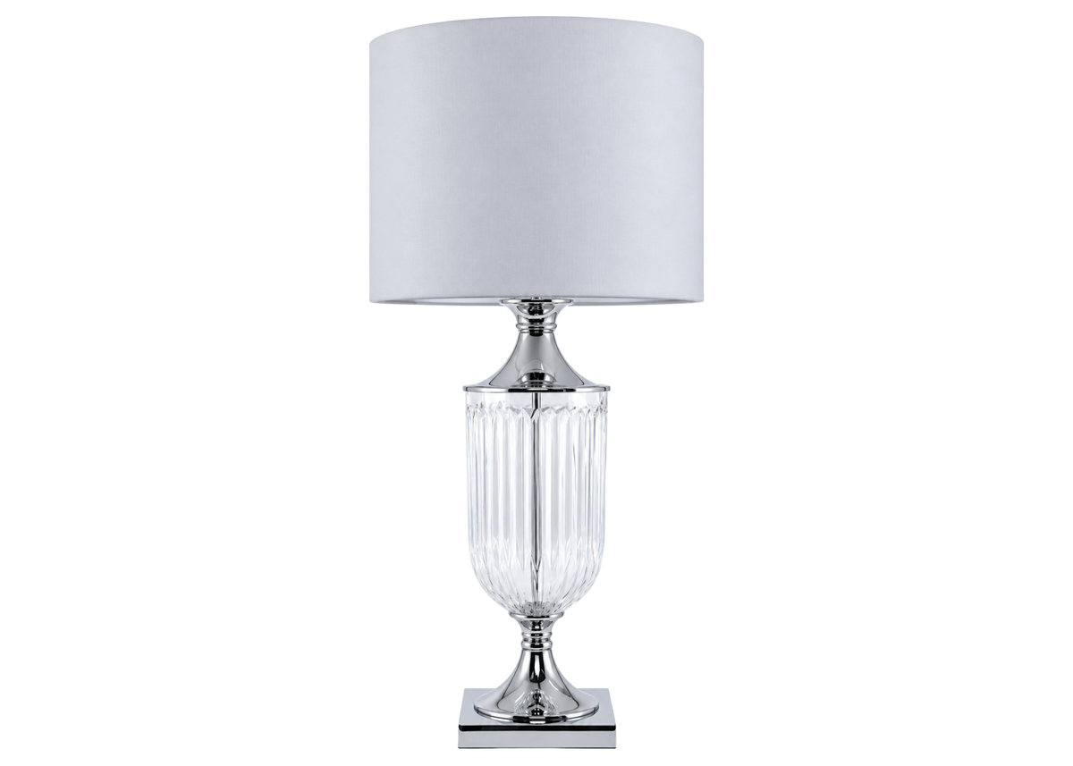 Abajur 4046 com base em vidro incolor, detalhes em metal cromado e cúpula em tecido, apresentando design elegante e sofisticado para ambientes modernos.