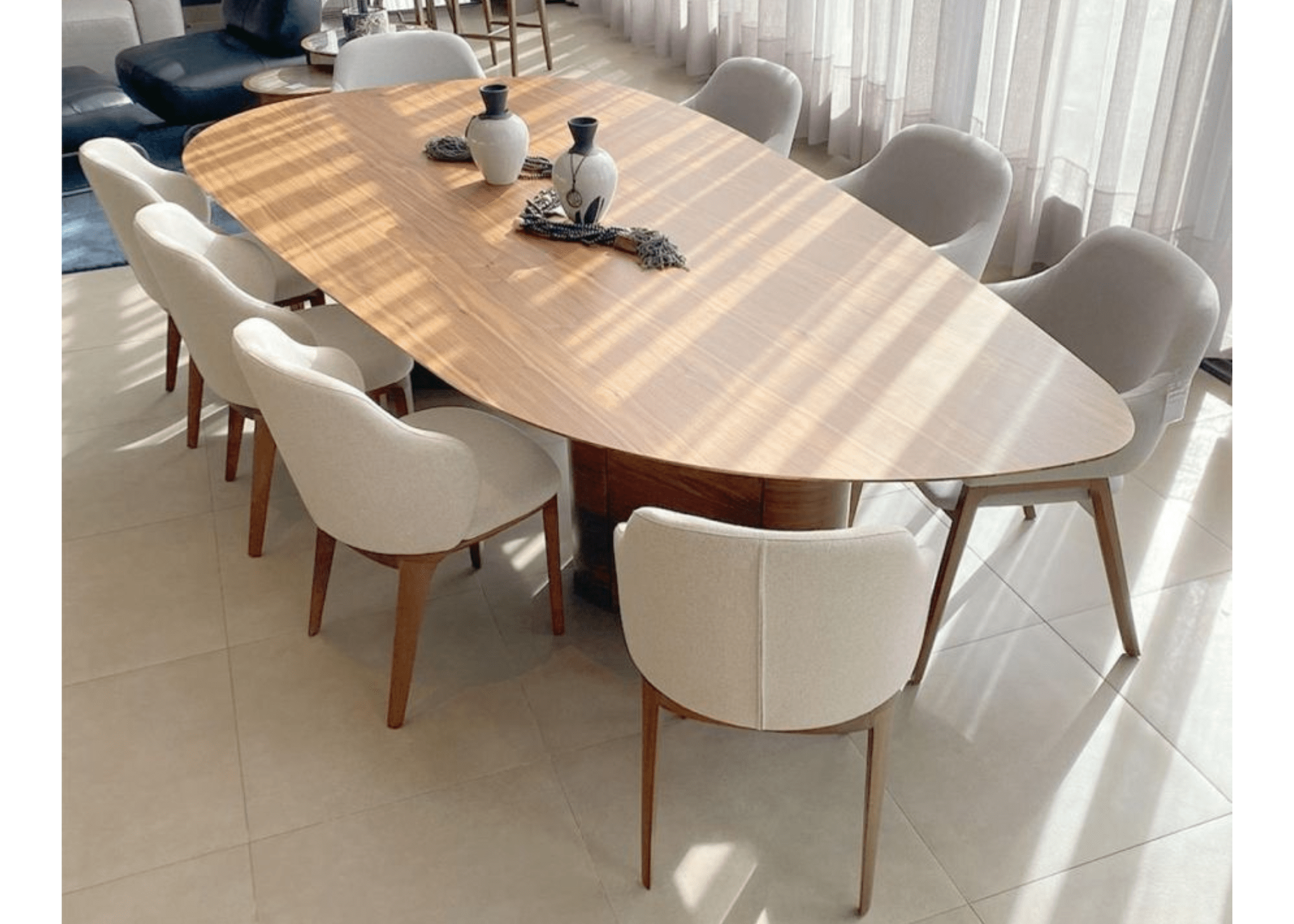 Ambiente contemporâneo com a Mesa Orgânica Artemis em destaque na sala de jantar.