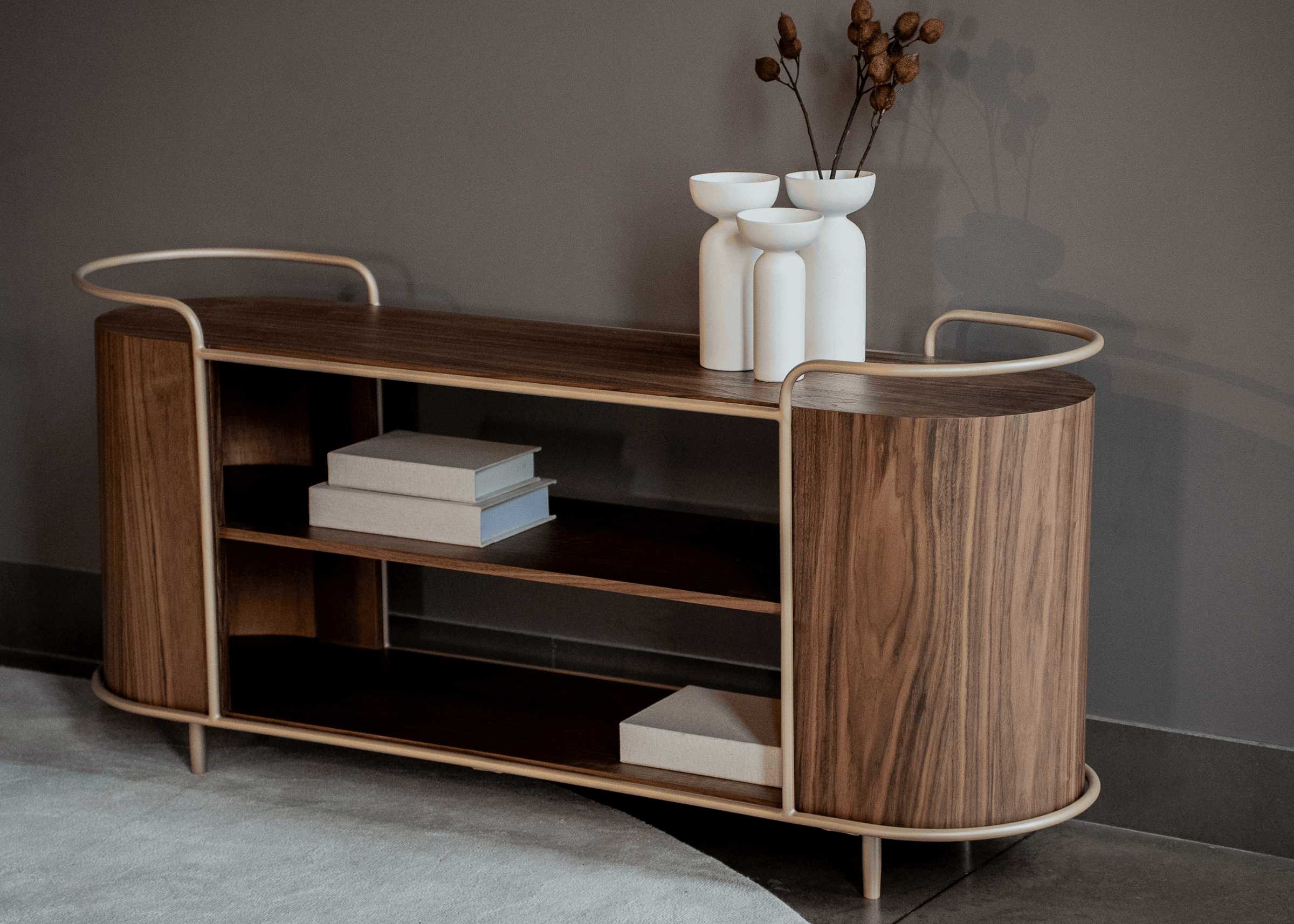 Vista lateral do Aparador Breno com laterais curvas em madeira e estrutura metálica, móvel elegante para sala de estar ou hall.