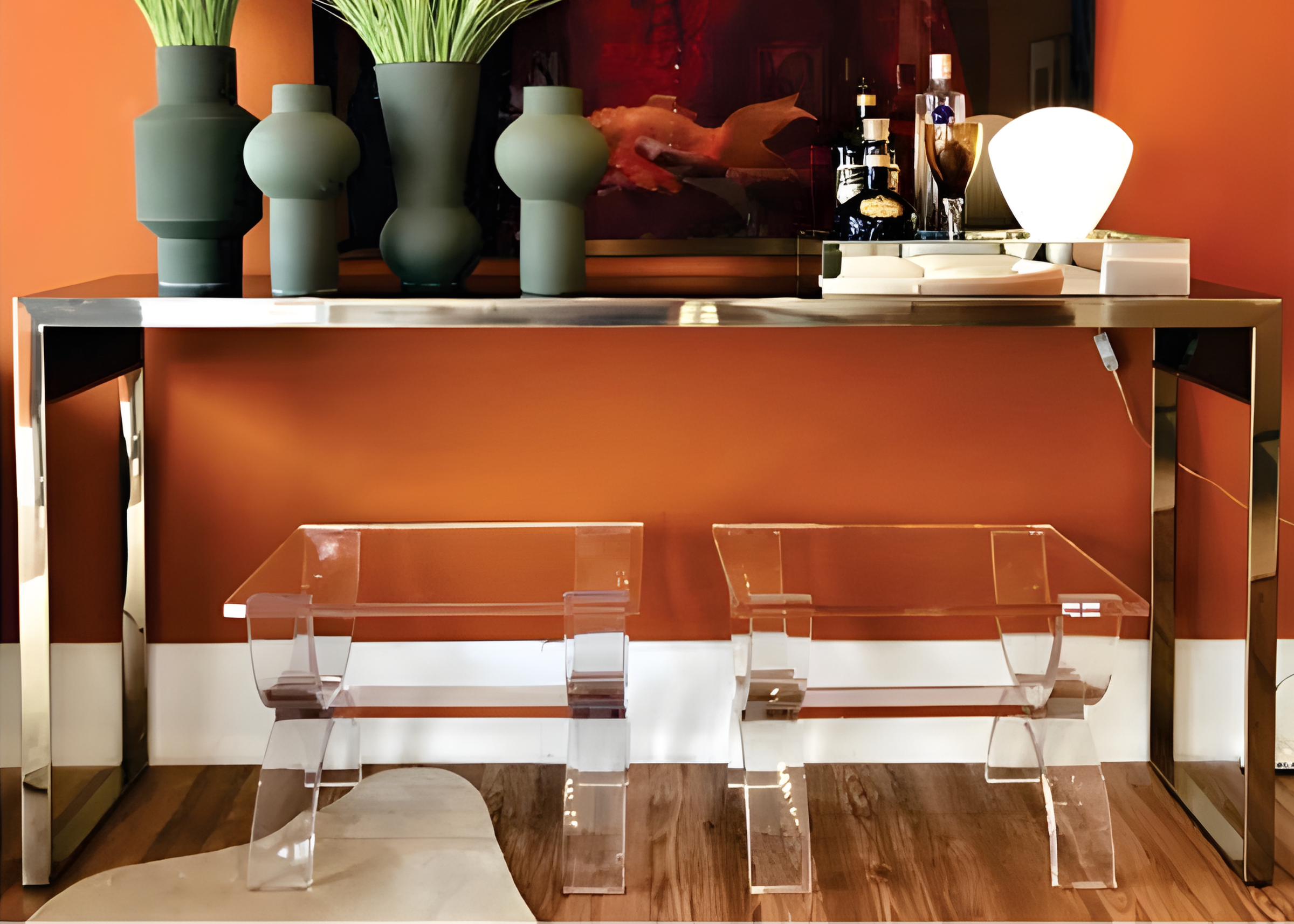 Aparador Channel com acabamento refinado e base dourada, ideal para compor salas de estar sofisticadas com um toque de luxo e elegância.