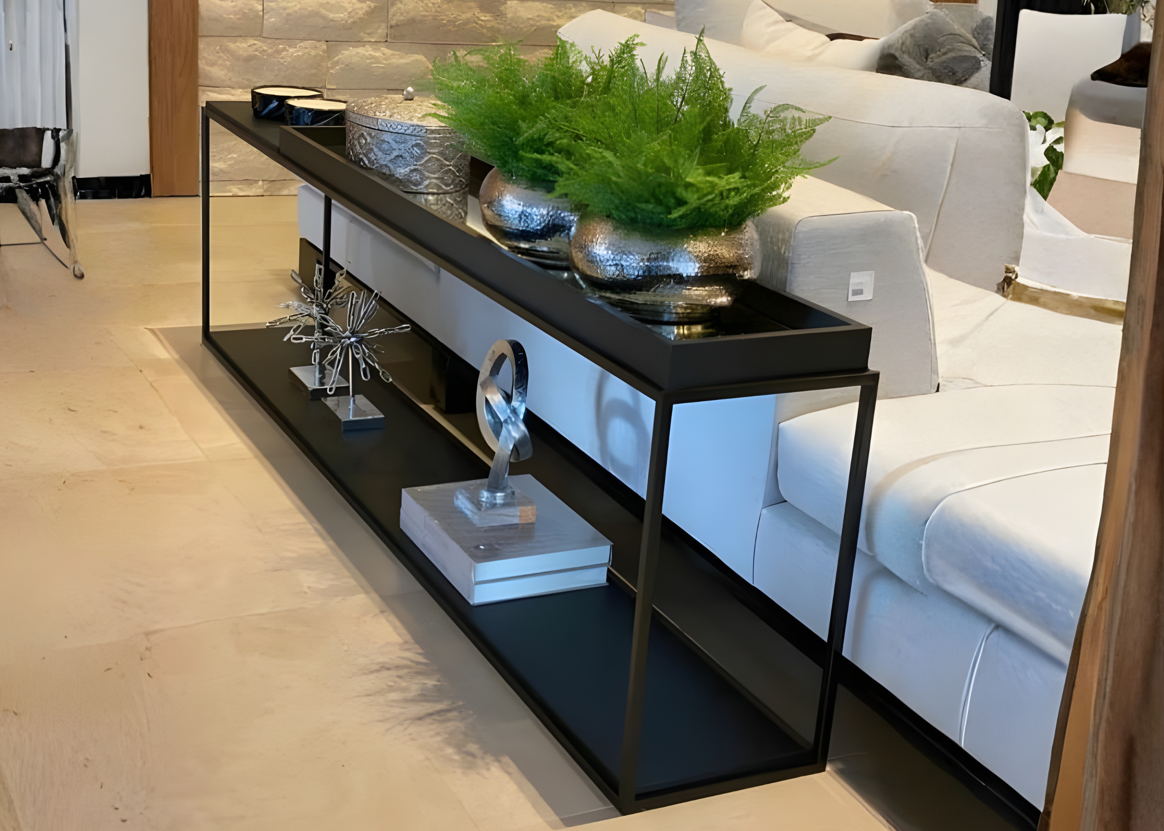 Aparador de sofá Lola com acabamento preto, apresentando design elegante e sofisticado, ideal para compor ambientes modernos e refinados.