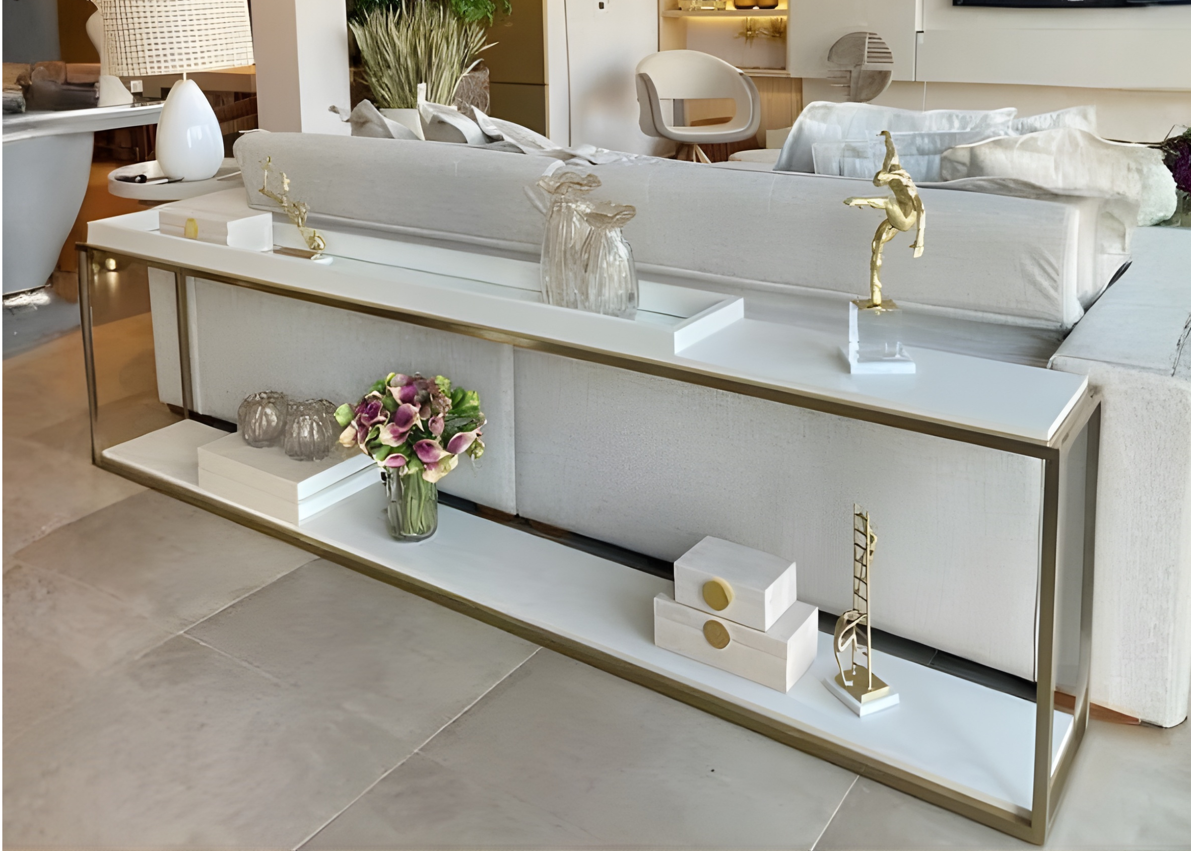 Aparador de sofá Lola em ambiente moderno com base em inox golden, apresentando design luxuoso e sofisticado, ideal para compor salas elegantes e contemporâneas.
