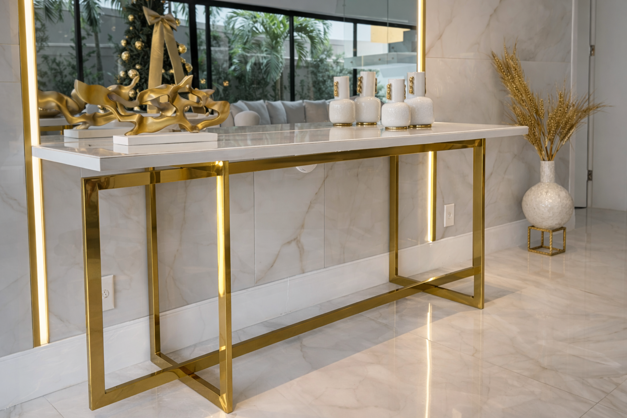 Aparador de luxo com tampo laqueado branco e vidro colado, sua base em aço inox dourado gold, design moderno para sala de estar sofisticada