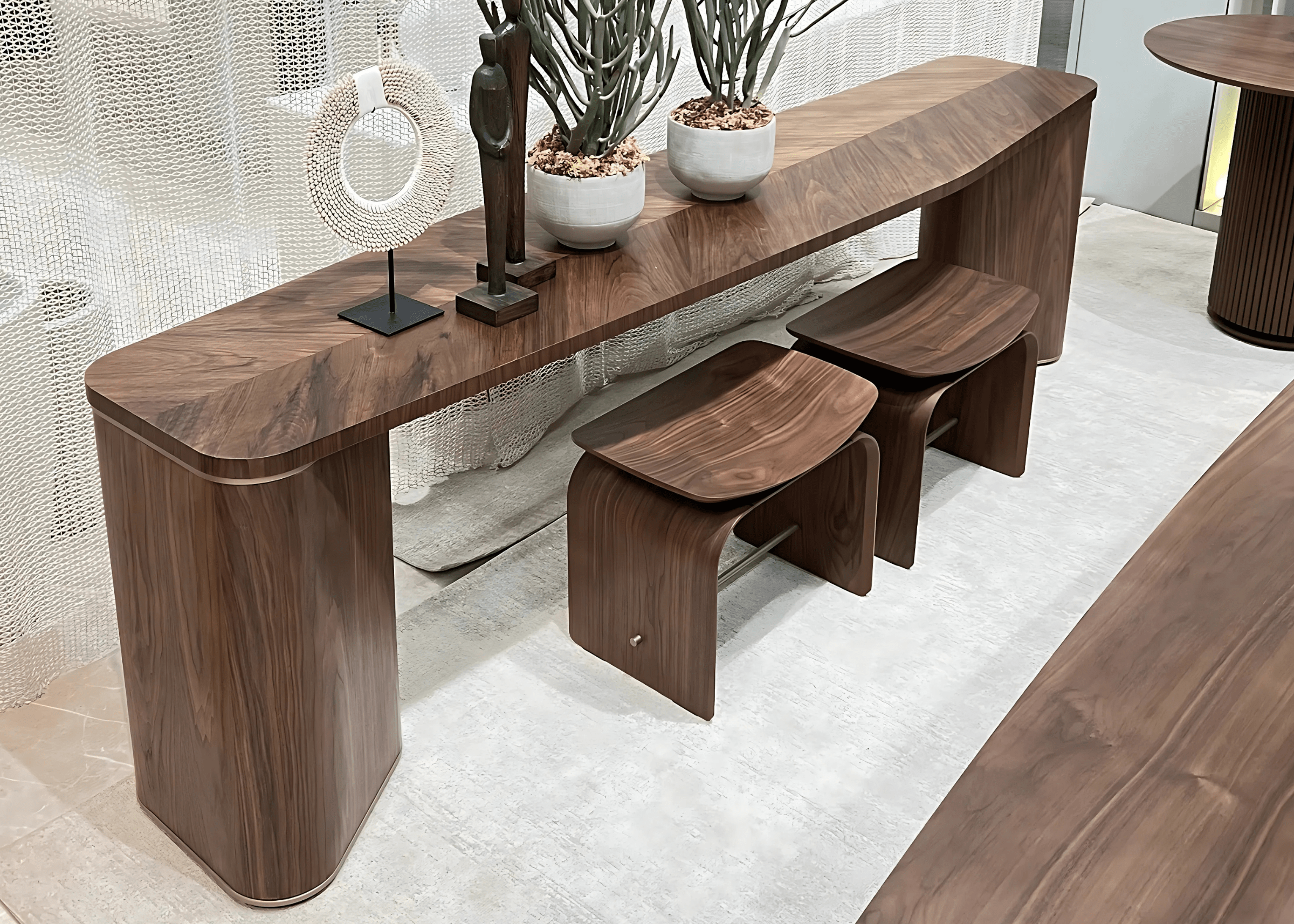 Aparador Lupi pequeno em madeira nogueira, perfeito para salas de estar compactas e sofisticadas. Design elegante e funcional que agrega charme, organização e estilo a ambientes contemporâneos.
