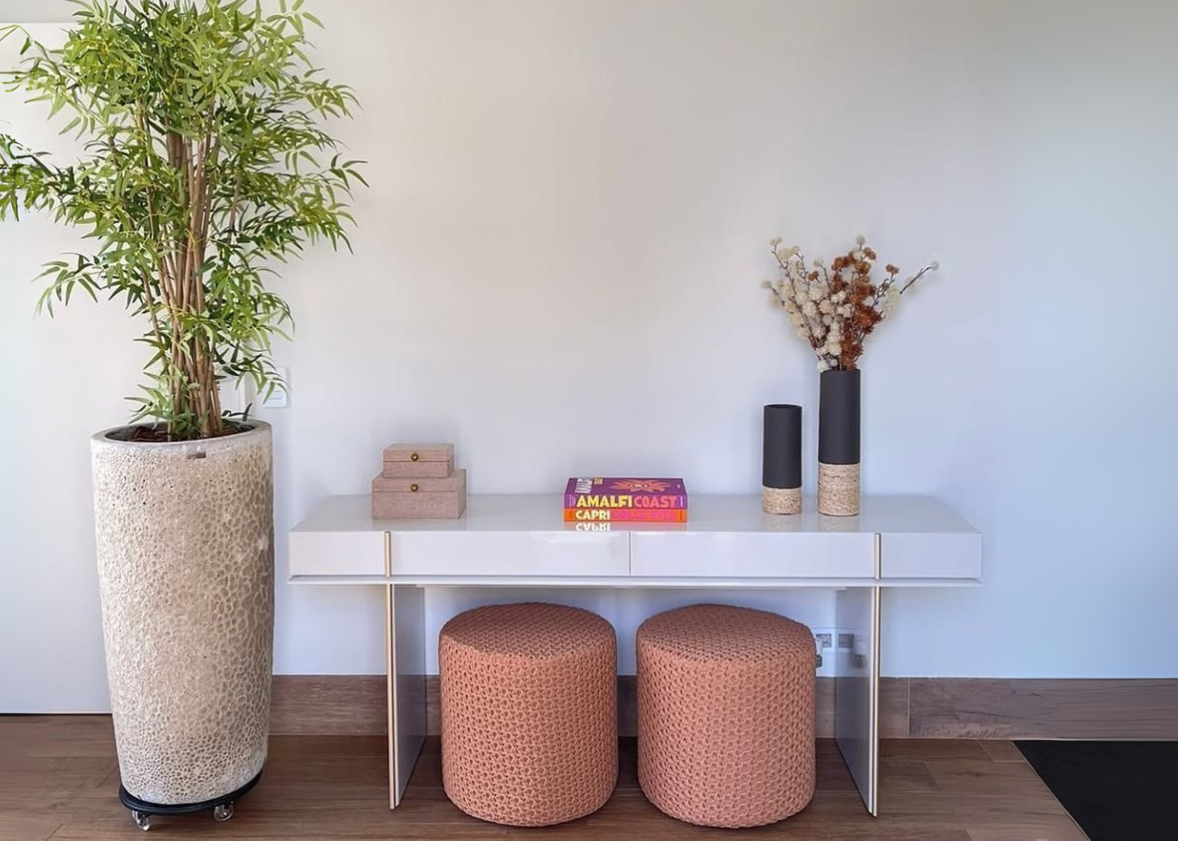 Aparador Vianello luxuoso para sala de jantar, com acabamento laqueado branco e detalhes dourados, um toque de elegância para o ambiente.