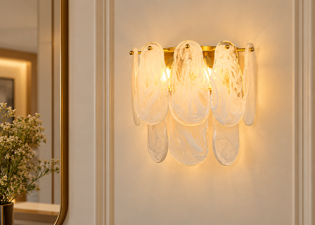 Arandela decorativa 7119 com design sofisticado, estrutura em metal dourado e difusores em vidro, perfeita para compor ambientes modernos e refinados.