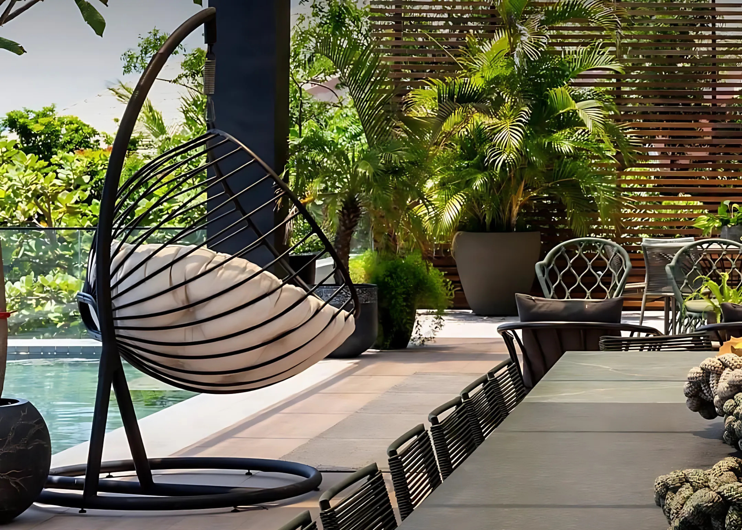 Balanço com base em alumínio preto e revestimento em tecido preto impermeabilizado, com design contemporâneo e estrutura suspensa. Ideal para varandas ou jardins.