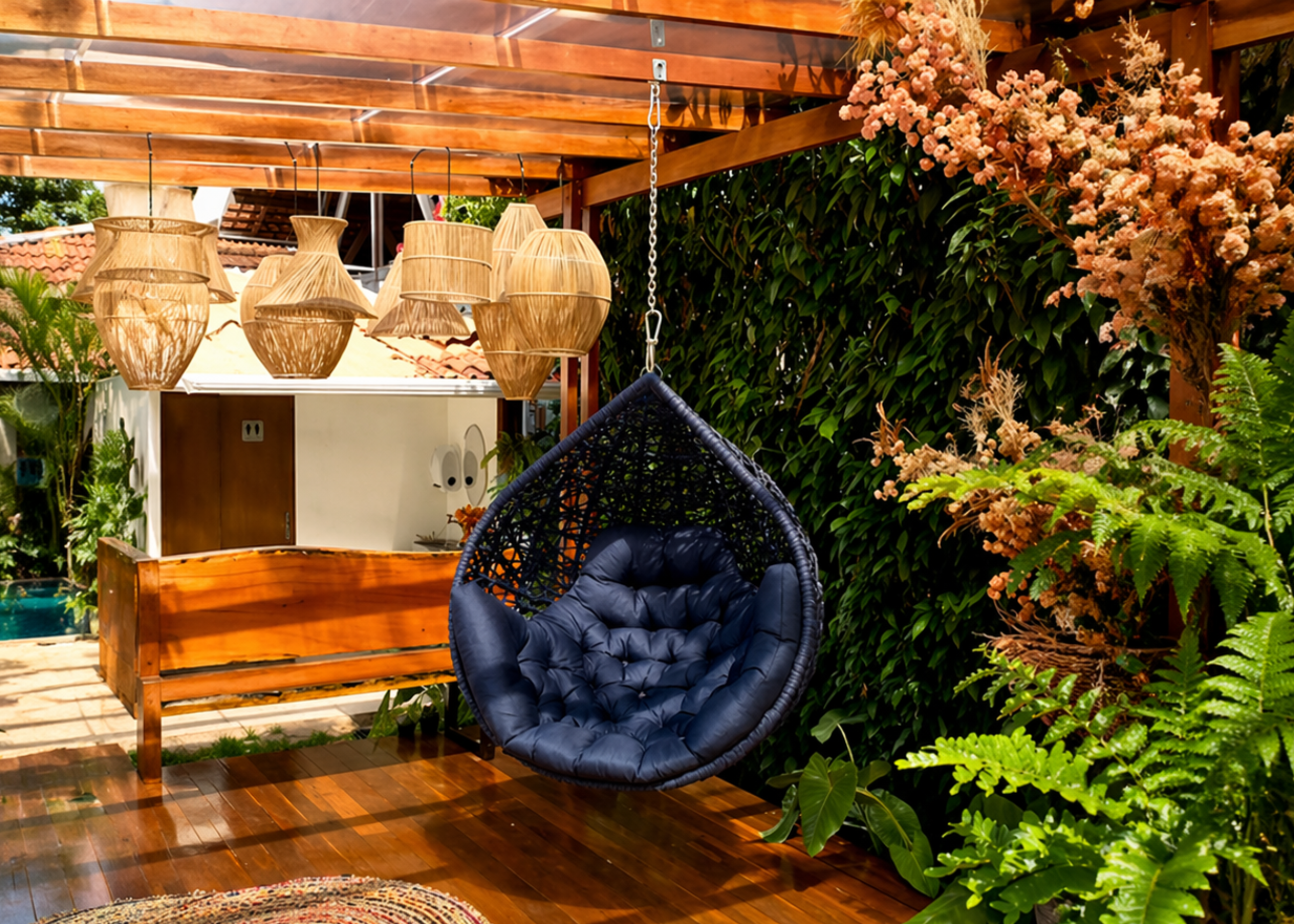 Balanço para área externa com design moderno, corda náutica e revestimento impermeável, ideal para compor varandas e jardins sofisticados.
