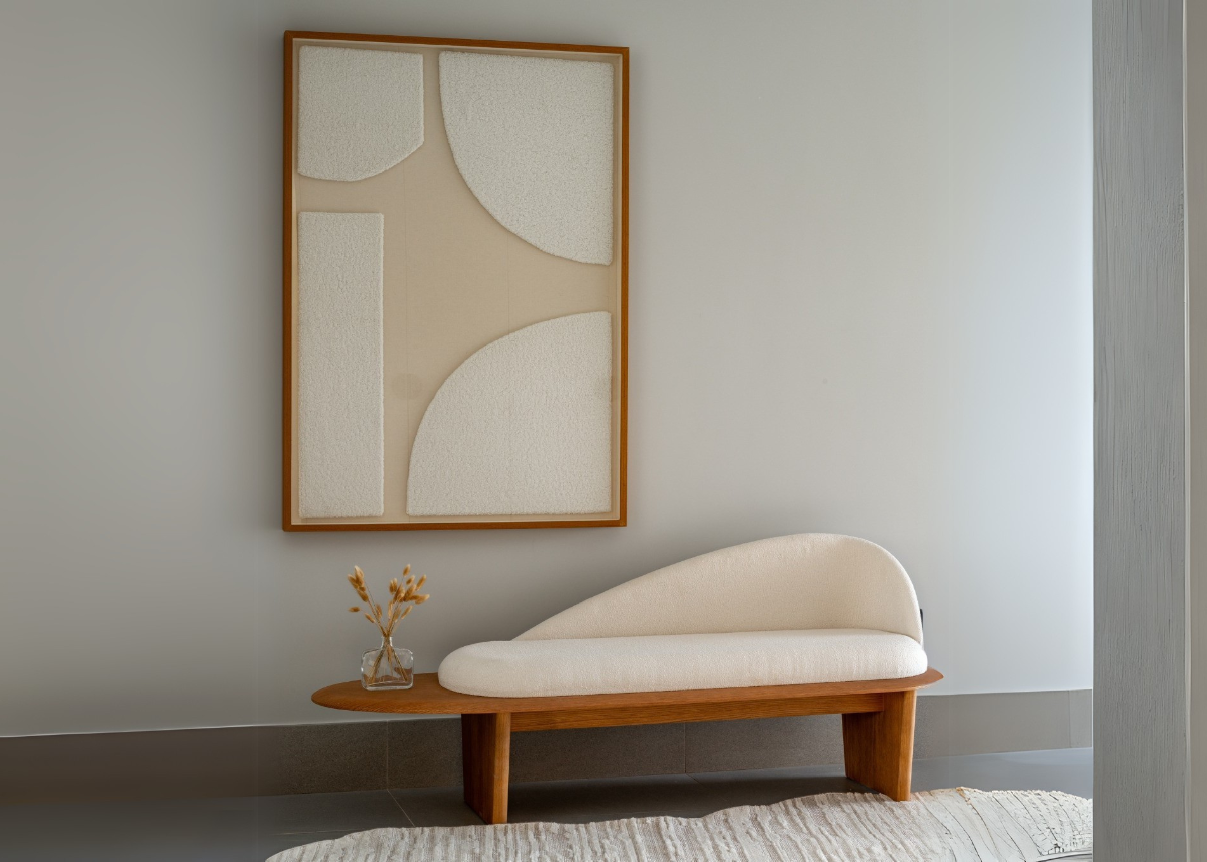 Banco Charlie com design moderno e acabamento refinado, vista frontal em ambiente elegante. Móvel versátil ideal para composição de halls, closets ou salas de estar sofisticadas.