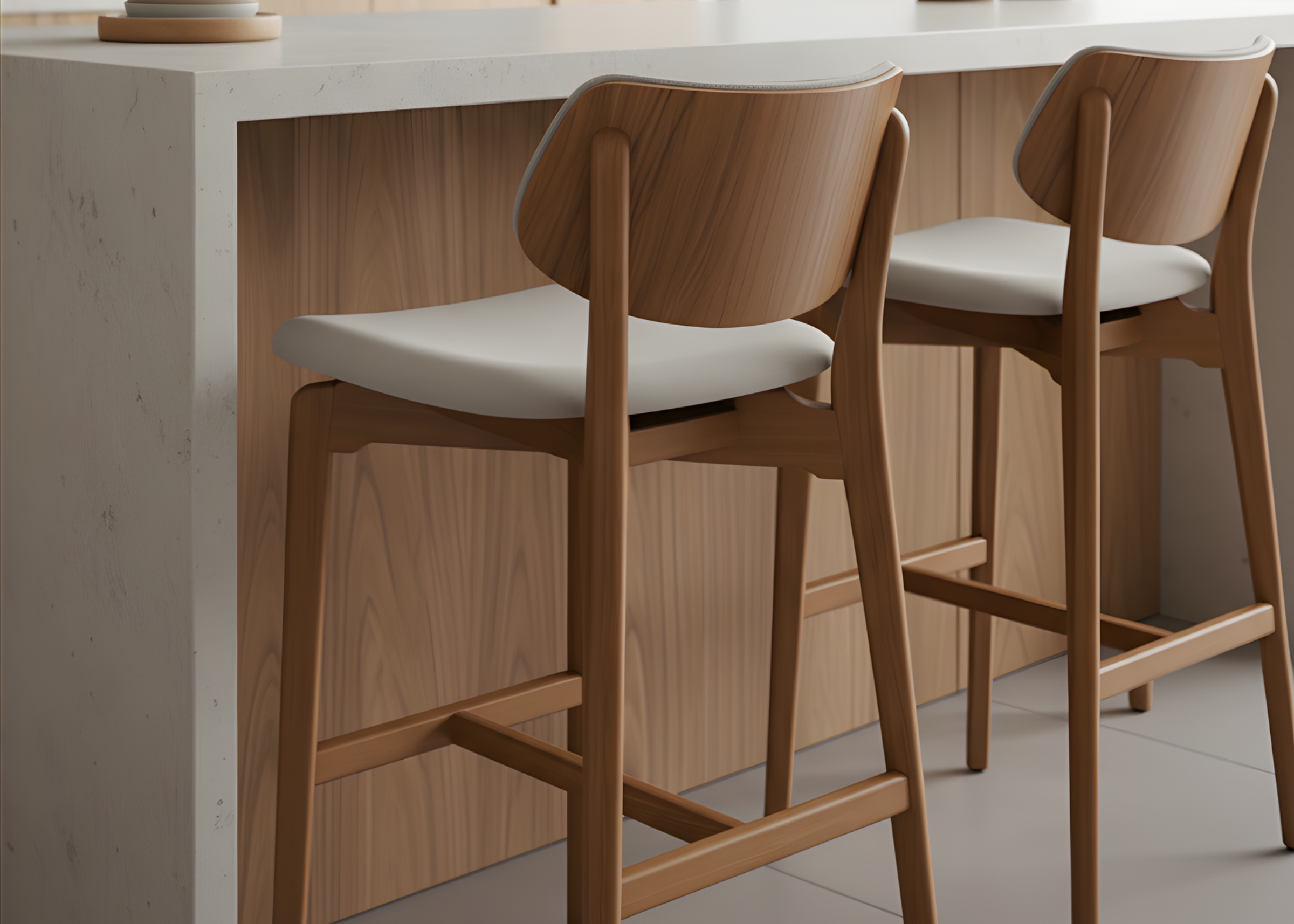 Banqueta alta modelo Shell, com base em madeira e design contemporâneo, ideal para bancadas de cozinha ou área gourmet com toque moderno e acolhedor.