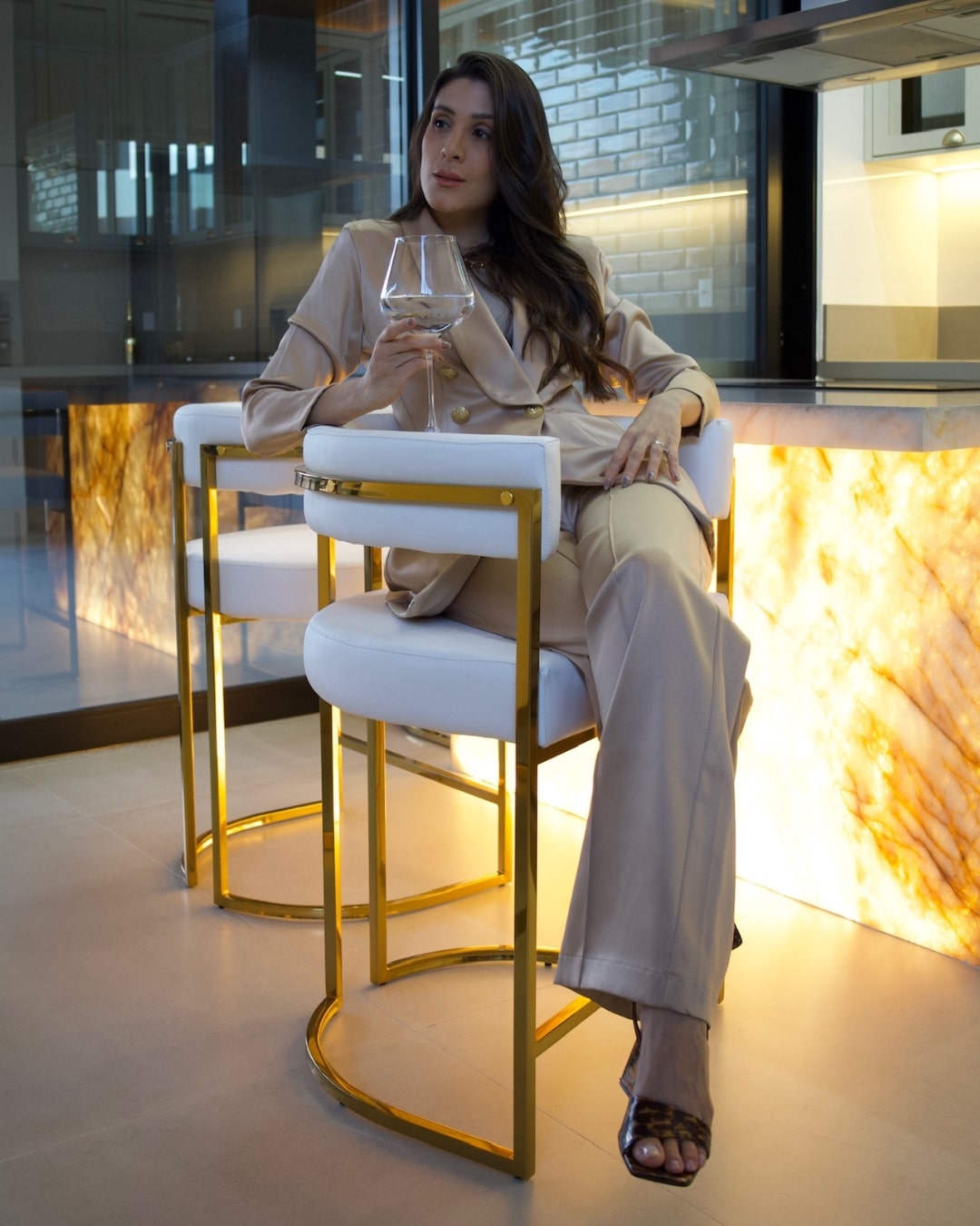 Banqueta de alto padrão Eldorado em ambiente gourmet com iluminação e design sofisticado.