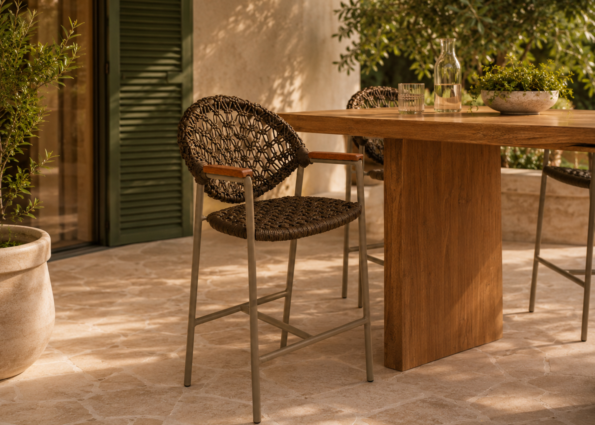 Banqueta para área externa Summer com estrutura em alumínio, madeira cumaru e acabamento em corda náutica, ideal para compor espaços externos elegantes.