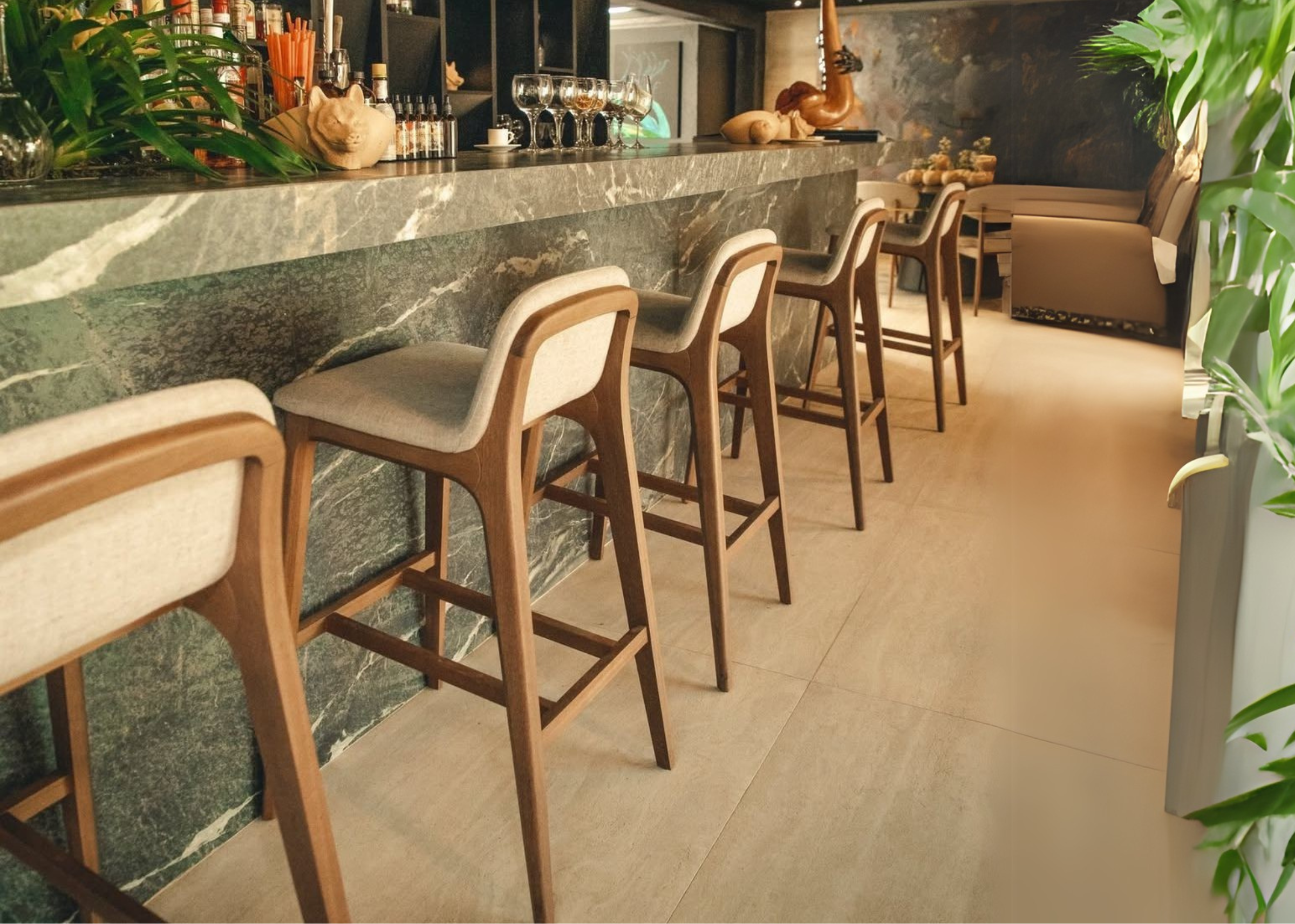 Banqueta Austin com base em madeira, design contemporâneo e sofisticado, ideal para ambientes modernos e elegantes.
