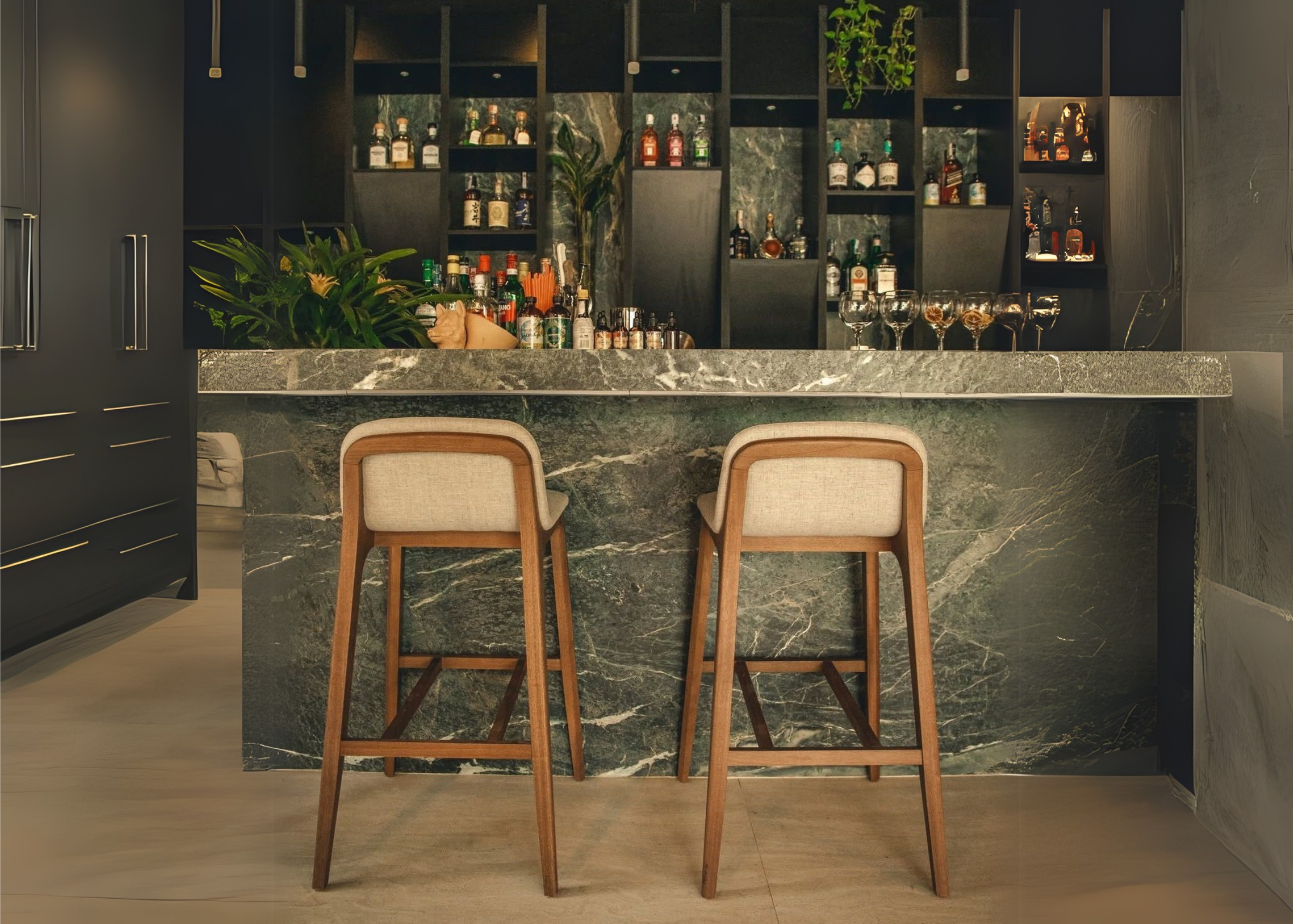 Banqueta Austin em madeira maciça com estofado em linho bege, design elegante e confortável, perfeita para espaços sofisticados.