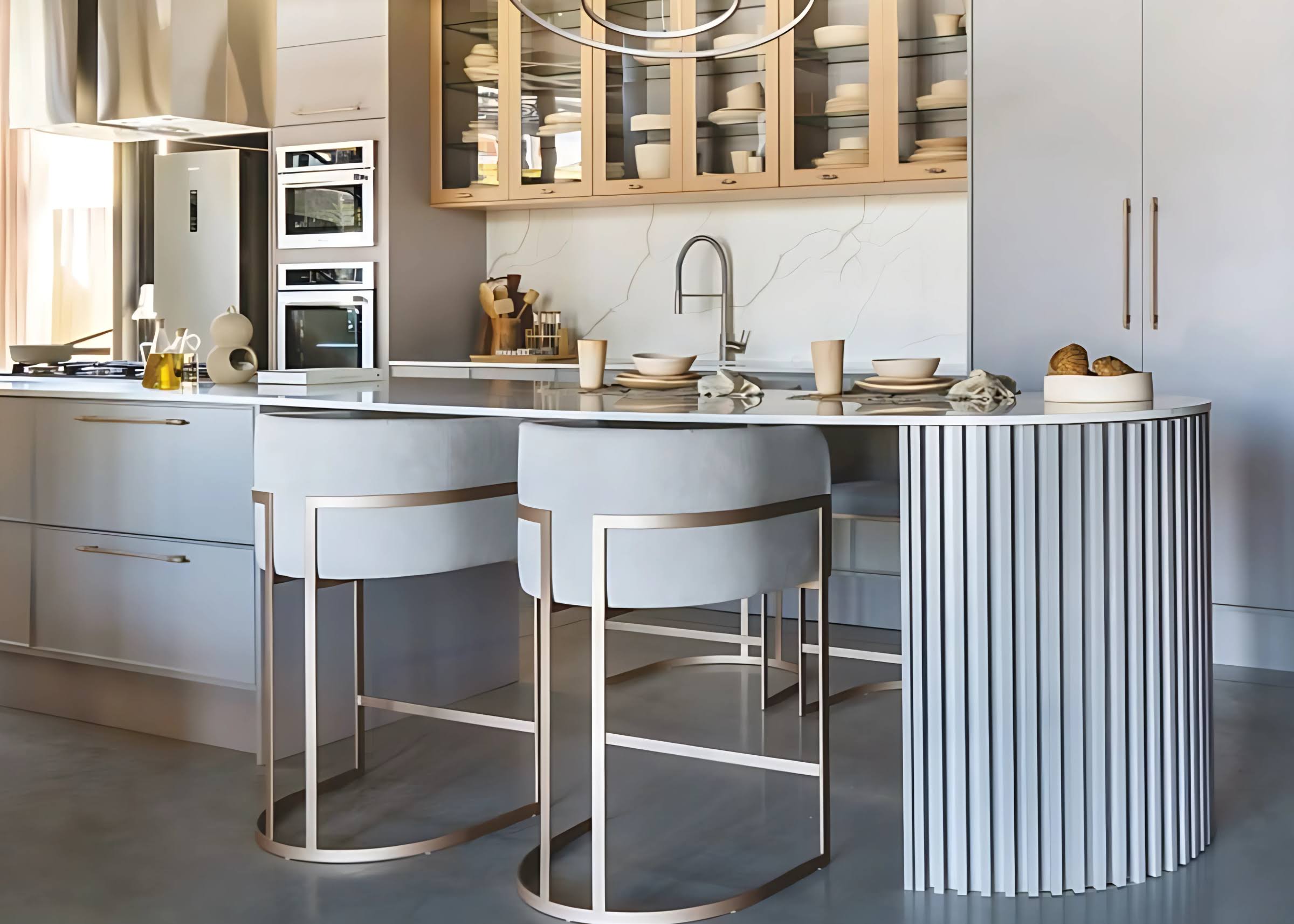 Banquetas Diamante em bancada de cozinha planejada, com design moderno e acabamento sofisticado para ambiente de alto padrão.