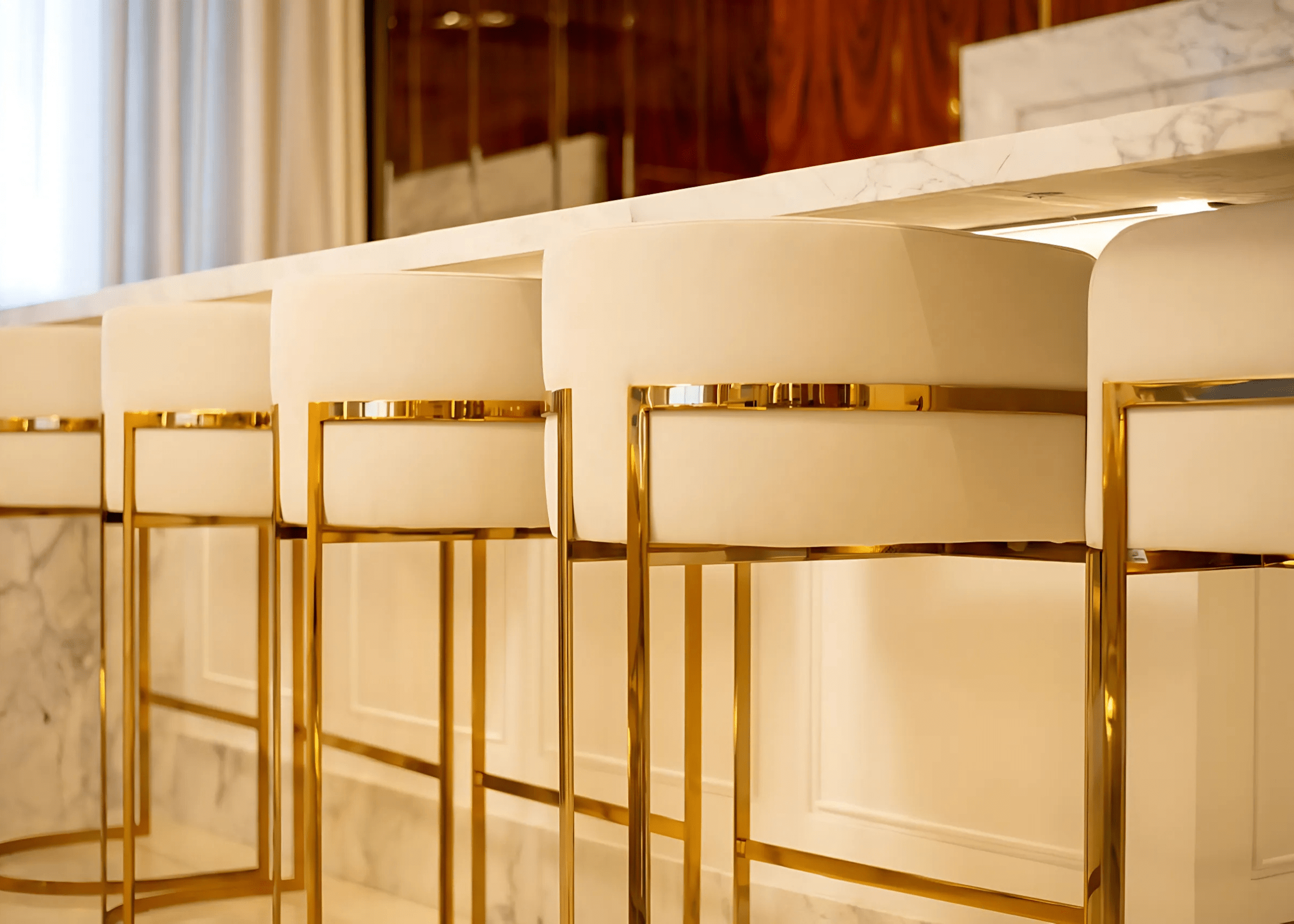 Banqueta Diamante Gold com revestimento off white, apresentando design luxuoso e sofisticado, ideal para compor ambientes elegantes e contemporâneos.