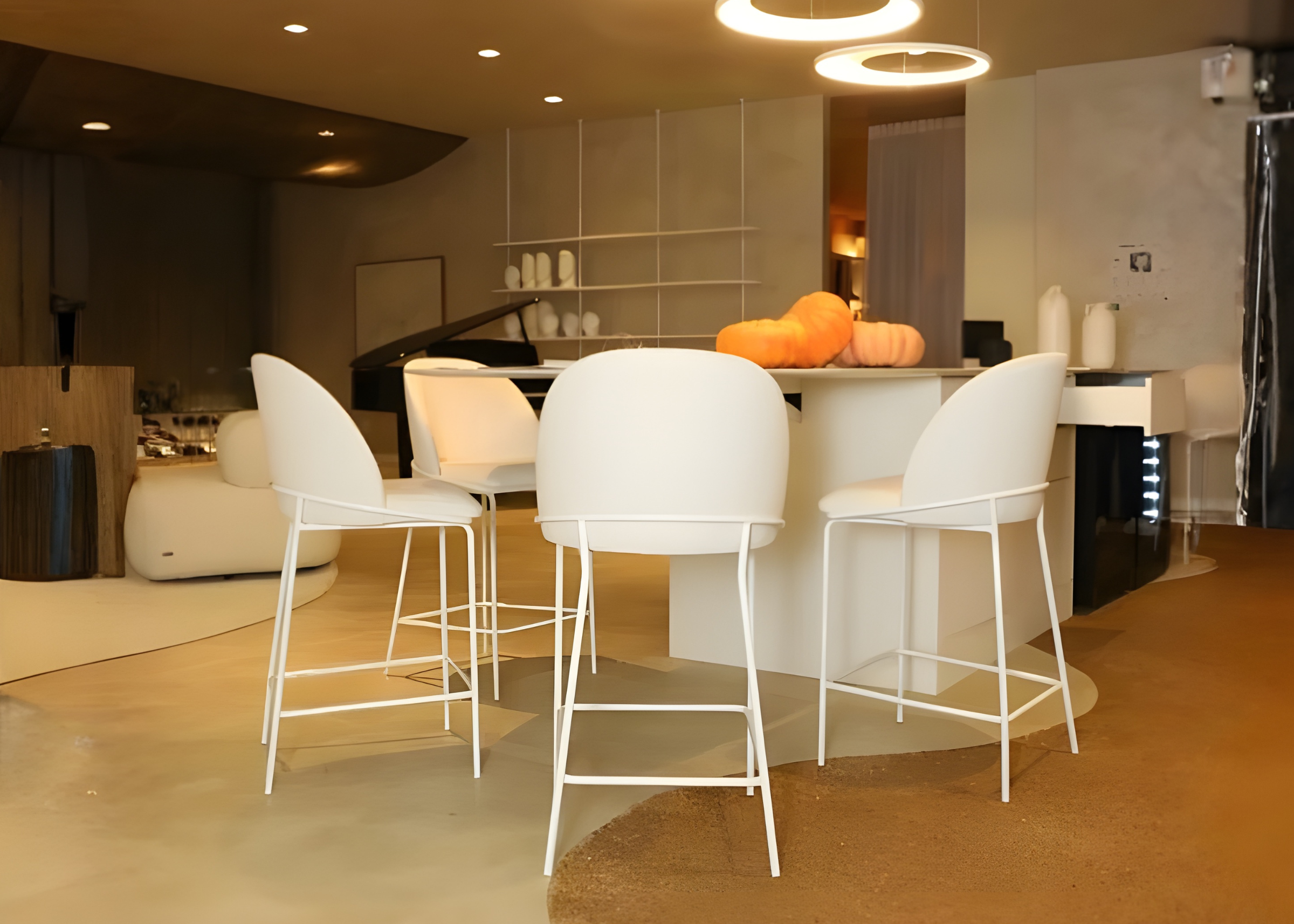 Banqueta Fit em sala de jantar moderna com revestimento off white, apresentando design elegante e confortável, ideal para compor ambientes sofisticados.