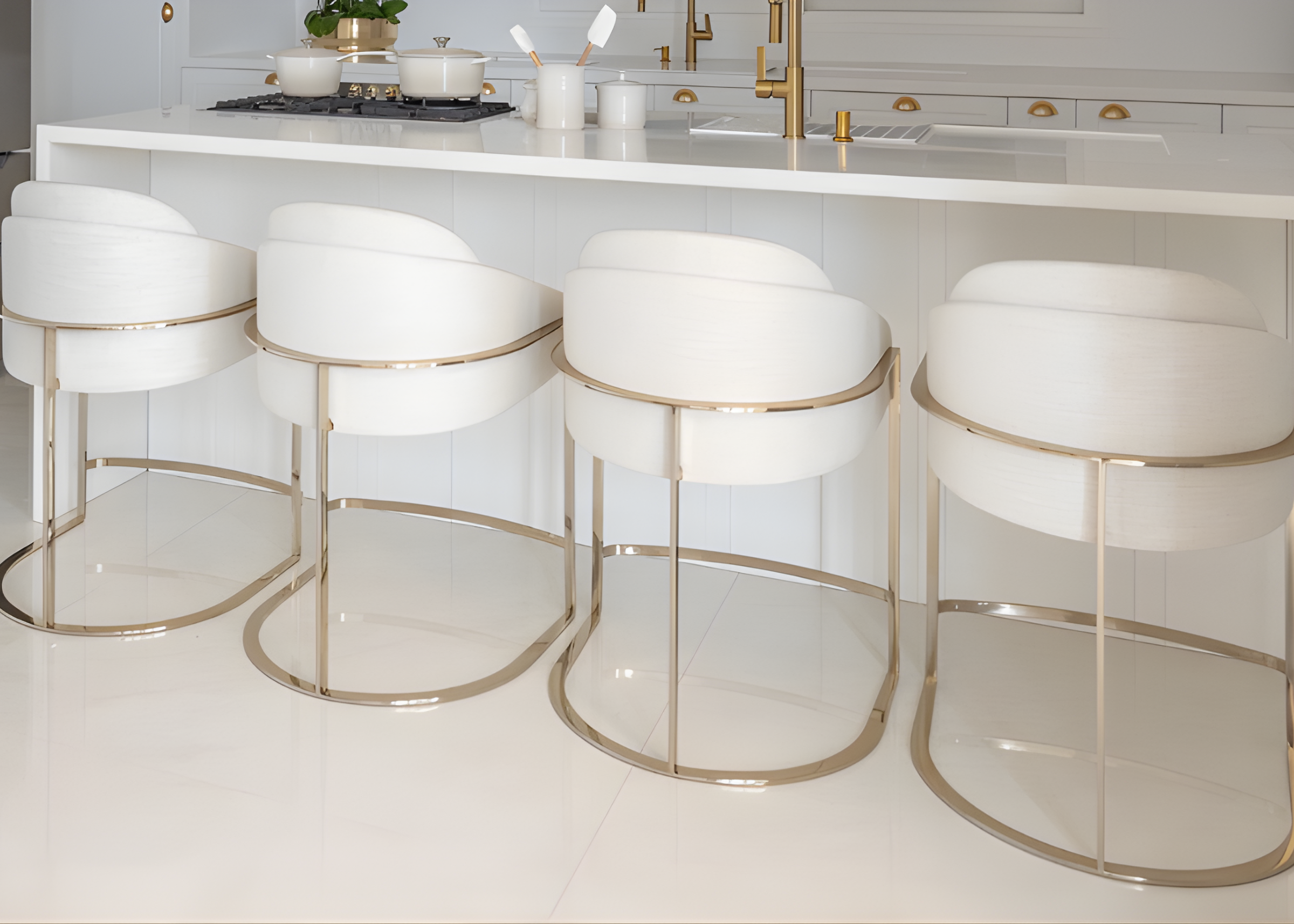 Banqueta Gatteo luxuosa, com assento em tecido branco e estrutura em aço inox, combinando conforto e design sofisticado para compor ambientes elegantes.