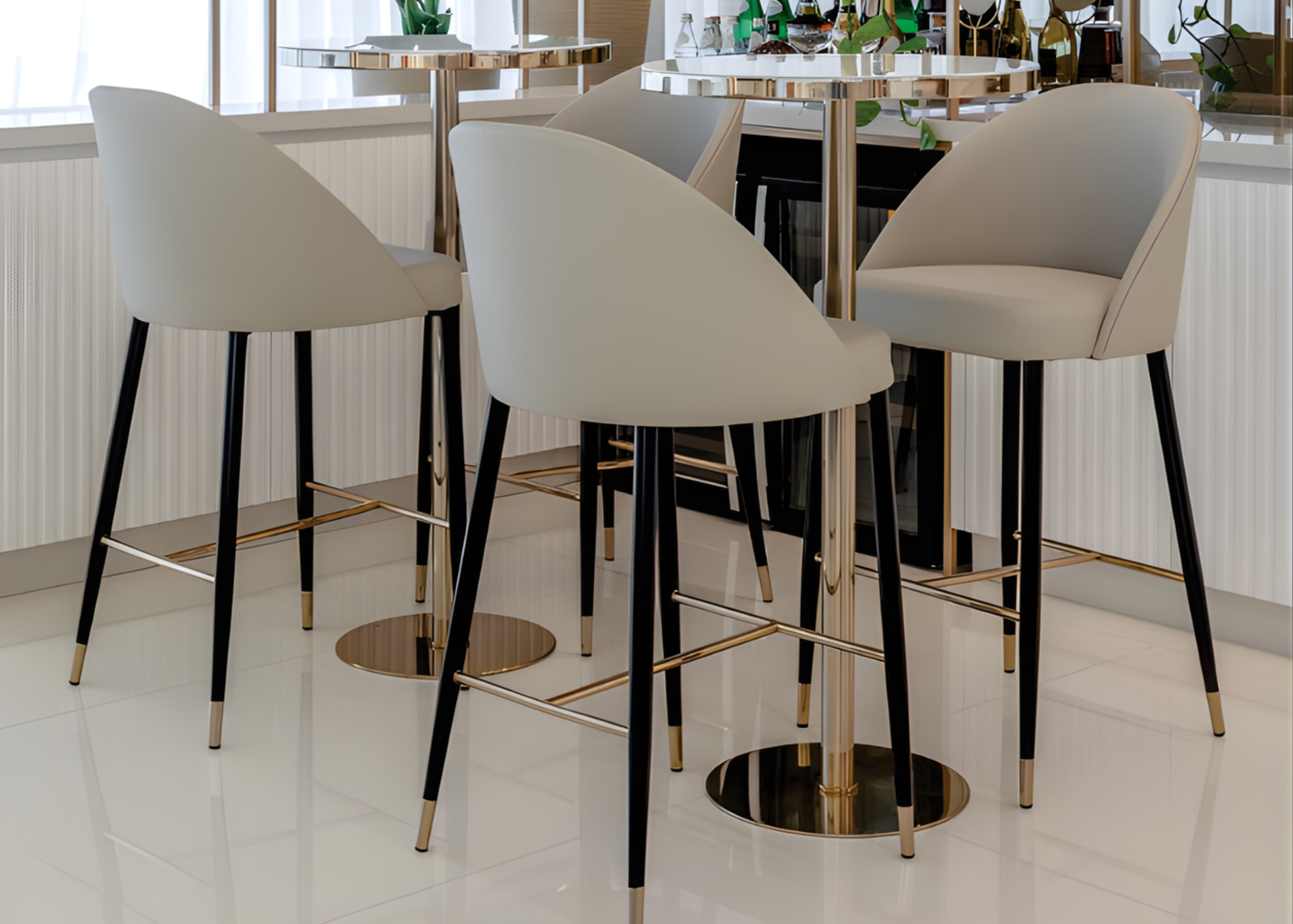 Banqueta Havena revestida em tecido cinza, ideal para ambientes sofisticados e luxuosos, unindo elegância e conforto.