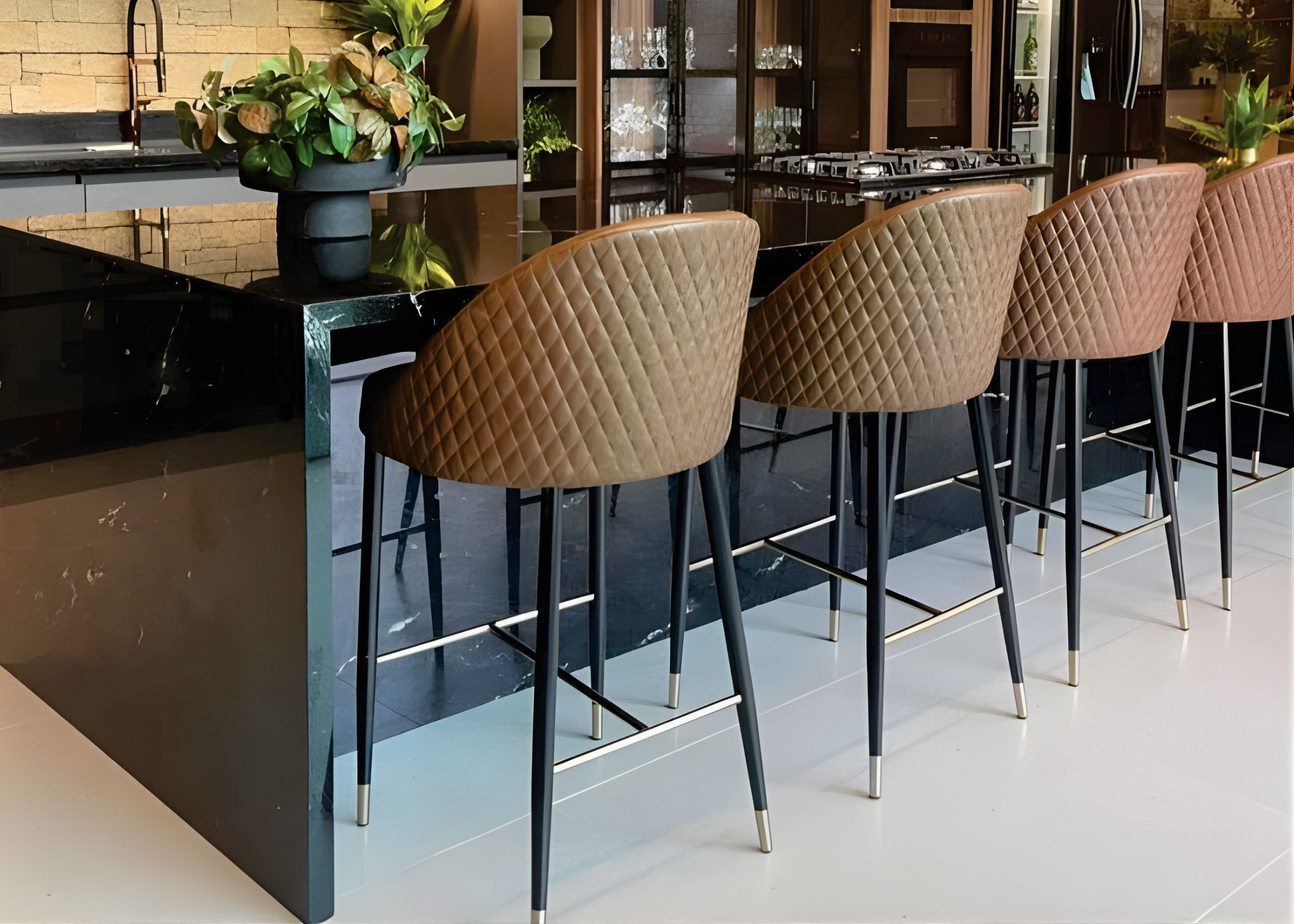 Banqueta Havena para sala de jantar ou bancada, revestida em couríssimo marrom, unindo elegância, conforto e sofisticação ao ambiente.