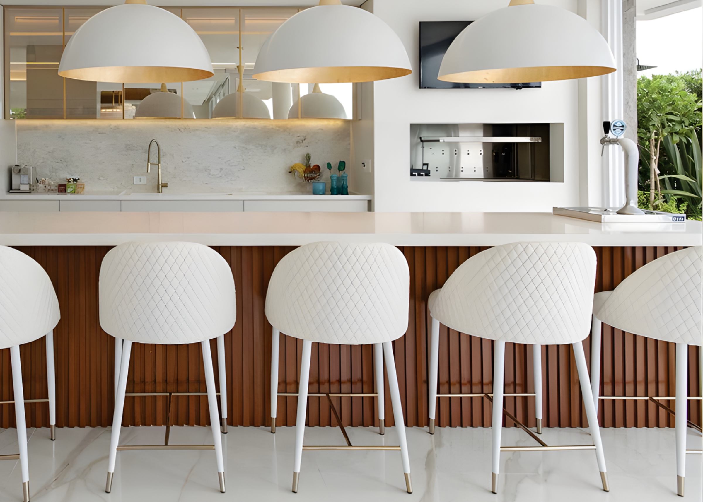 Banqueta Havena com tecido branco e base em pontarias douradas Golden, combinando luxo, elegância e conforto ao ambiente.