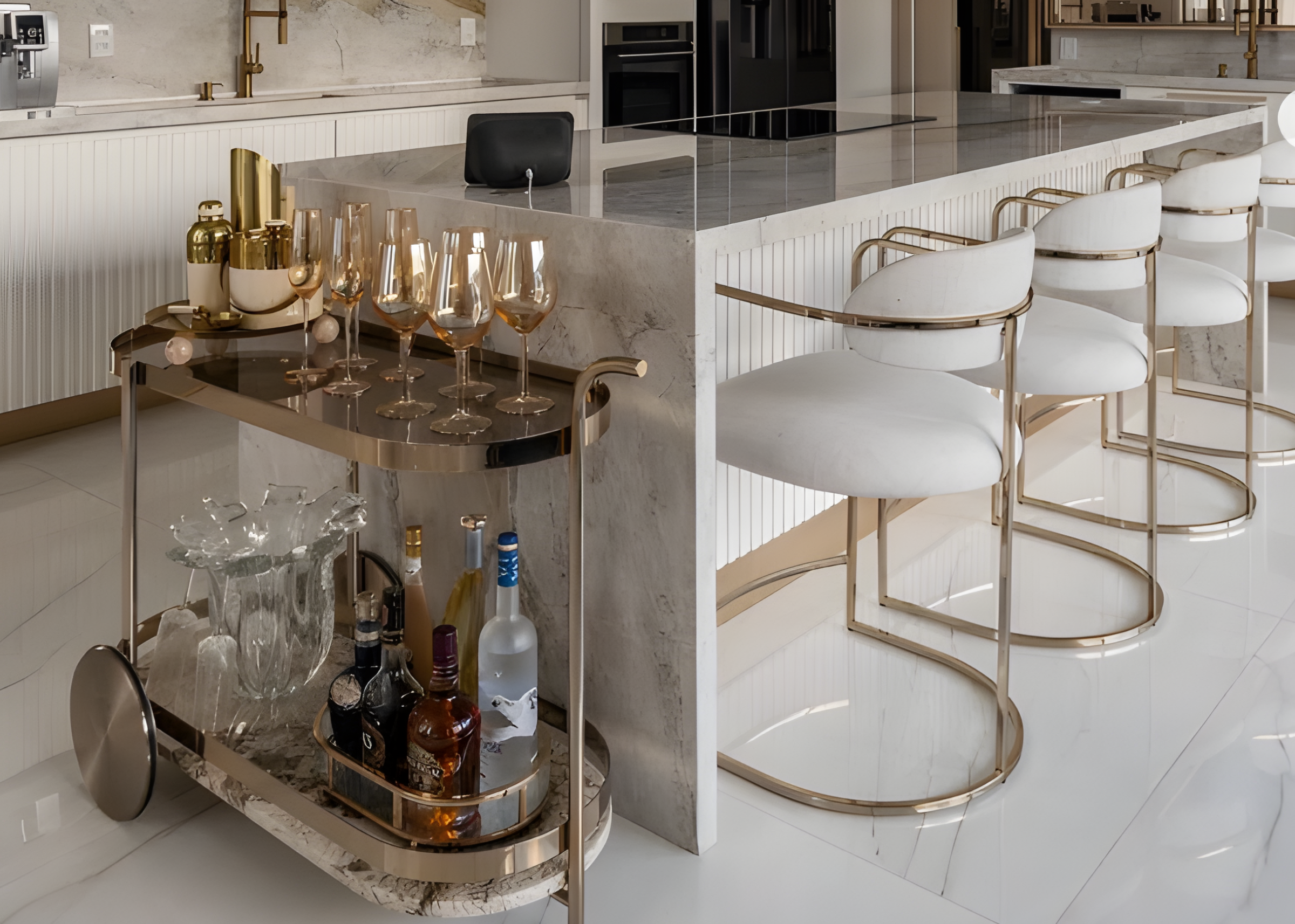 Banqueta Imperial para bancada, estofada em tecido off-white, unindo sofisticação, luxo e elegância ao ambiente.