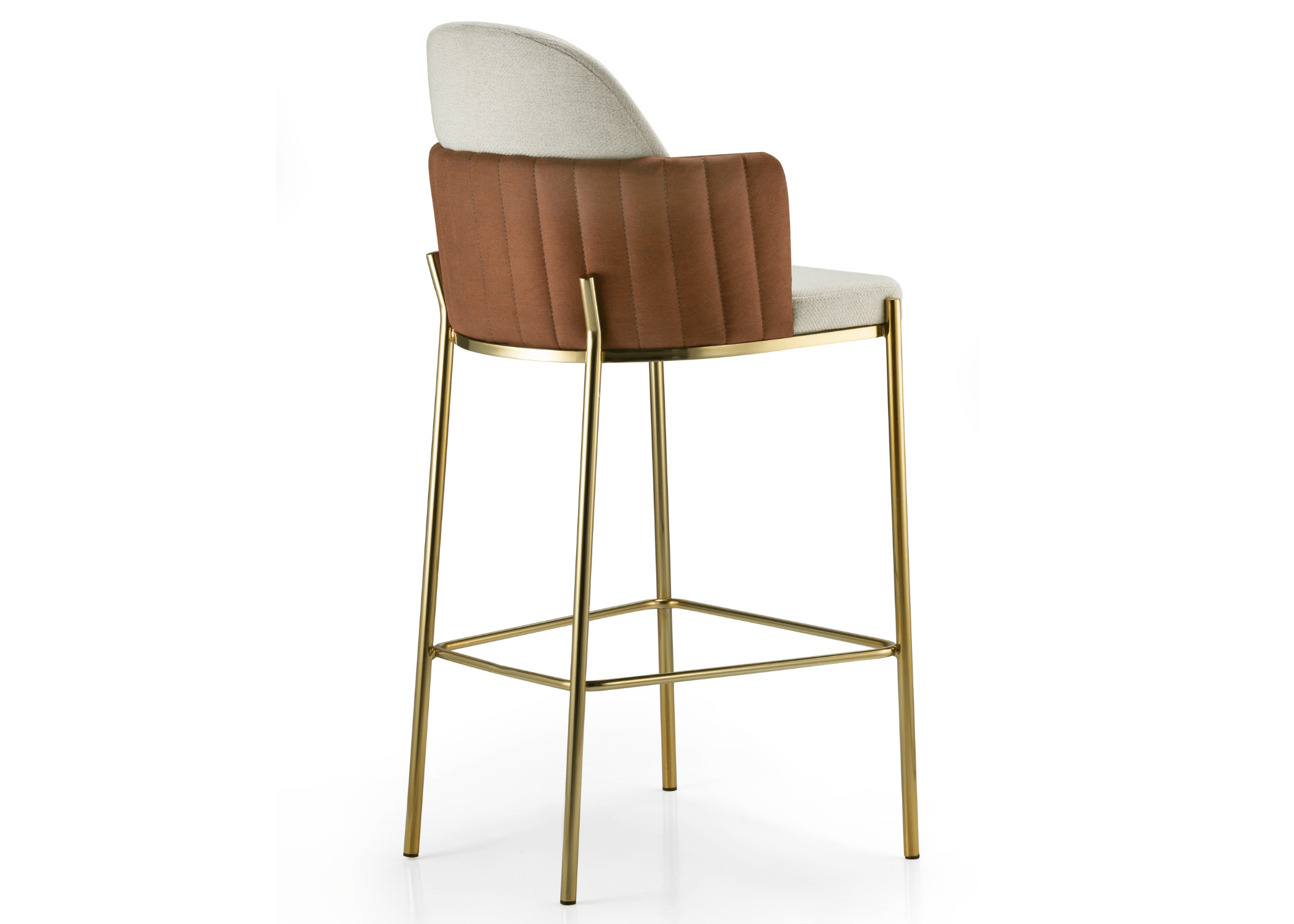 Banqueta Janette com base dourada e revestimento em tecido bouclé, unindo elegância e conforto em um design contemporâneo.