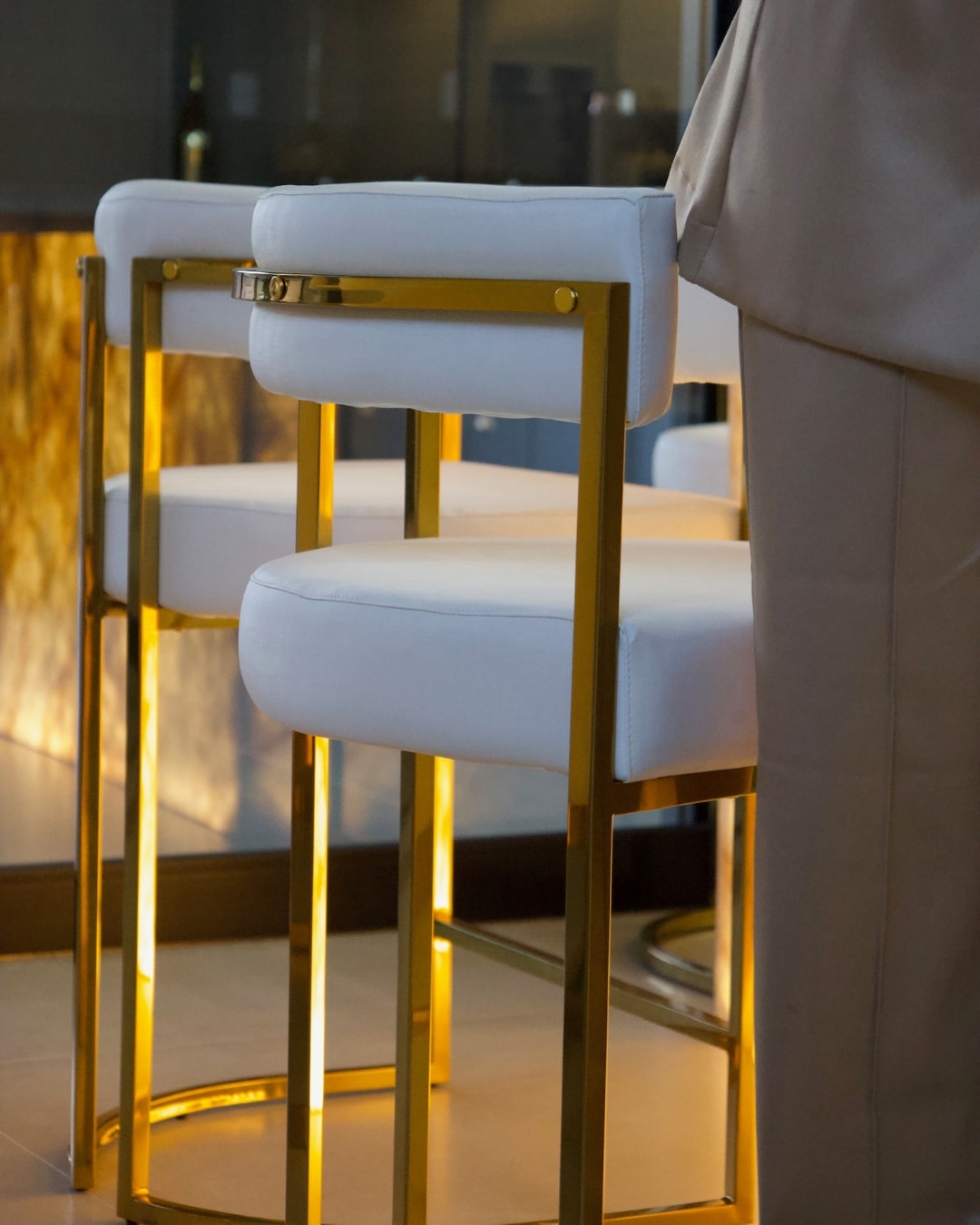 Banqueta de luxo Eldorado com estrutura dourada para cozinhas integradas sofisticadas.
