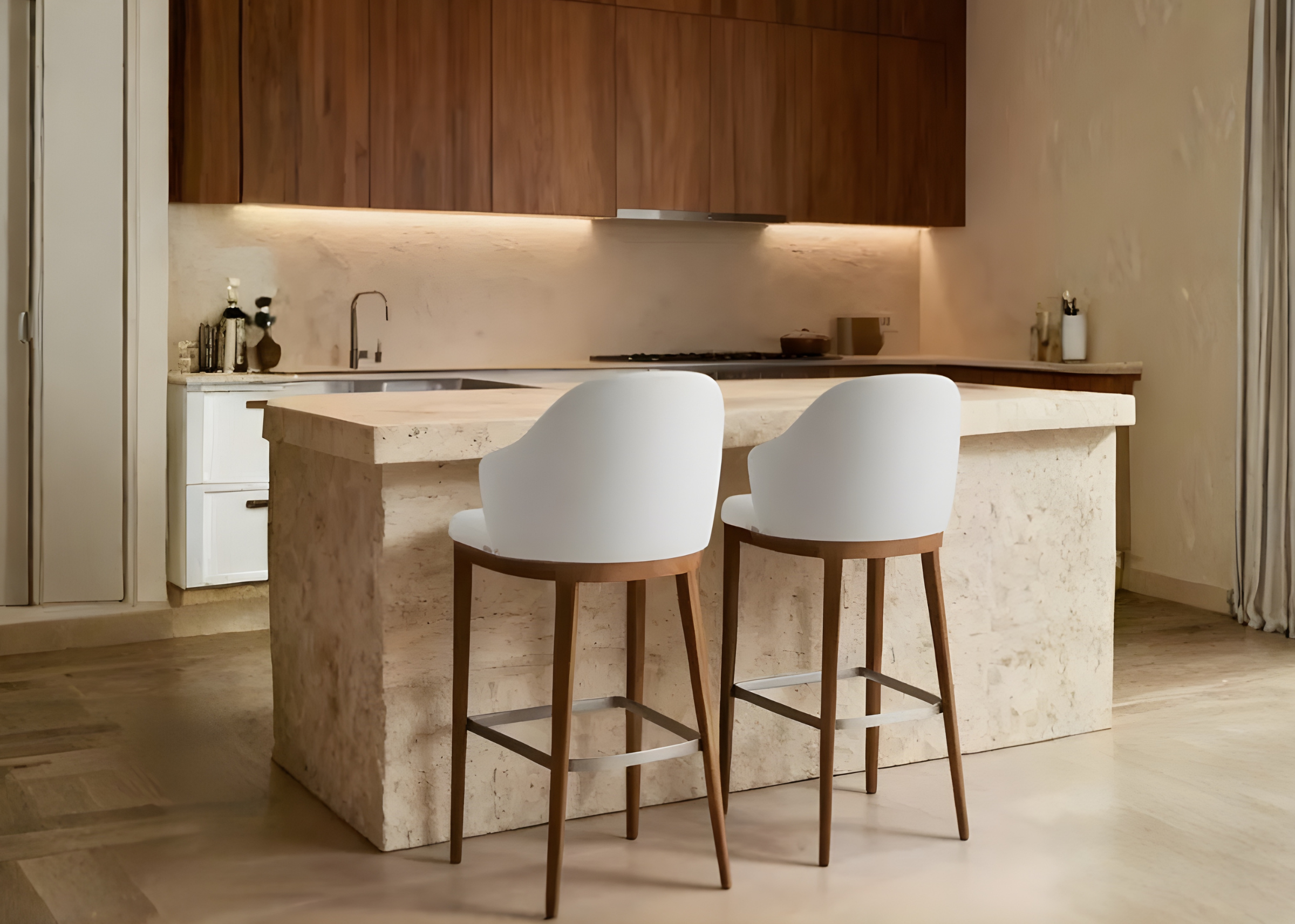 Banqueta Megan para cozinha e bancada com revestimento em tecido branco, apresentando design elegante e confortável, ideal para compor ambientes modernos e sofisticados.