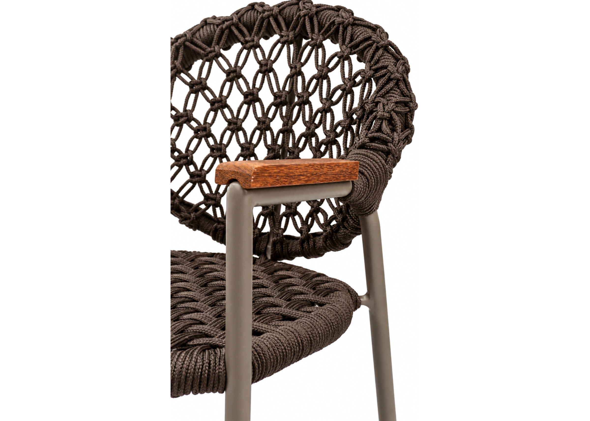 Banqueta Summer para área externa com braço em madeira cumaru, estrutura em alumínio e acabamento em corda náutica, ideal para compor espaços modernos e elegantes.
