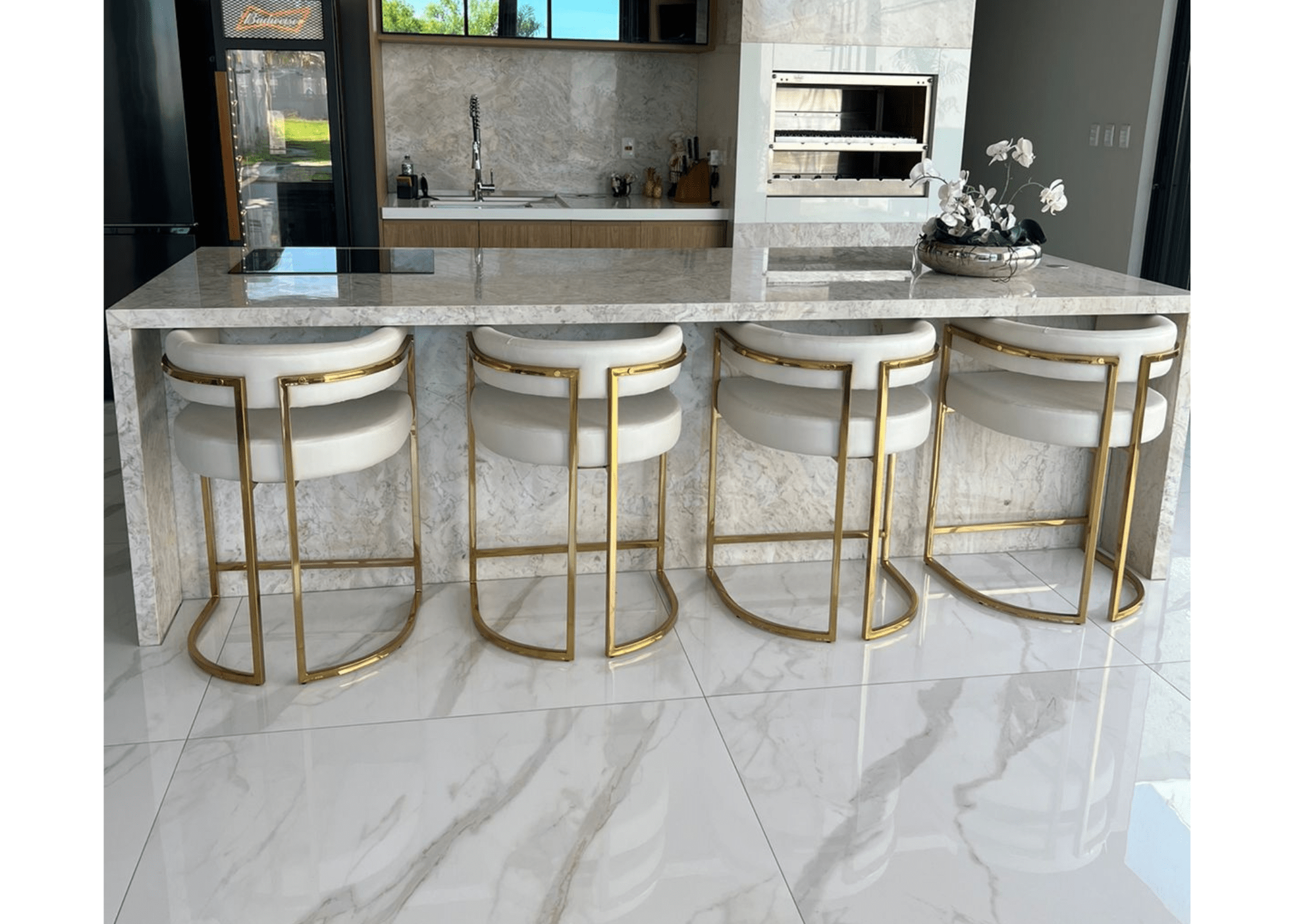 Conjunto de banquetas de alto padrão Eldorado com estofado branco em bancada gourmet elegante.