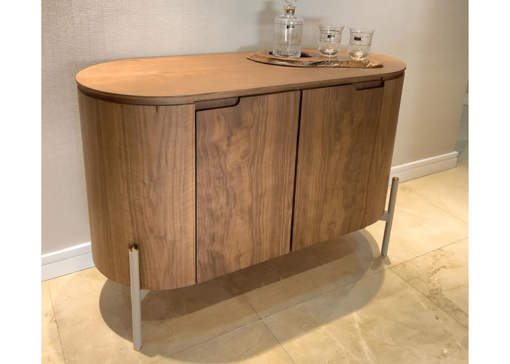 Detalhe da base em aço carbono pintado do Bar Duck, realçando sua durabilidade e estilo.